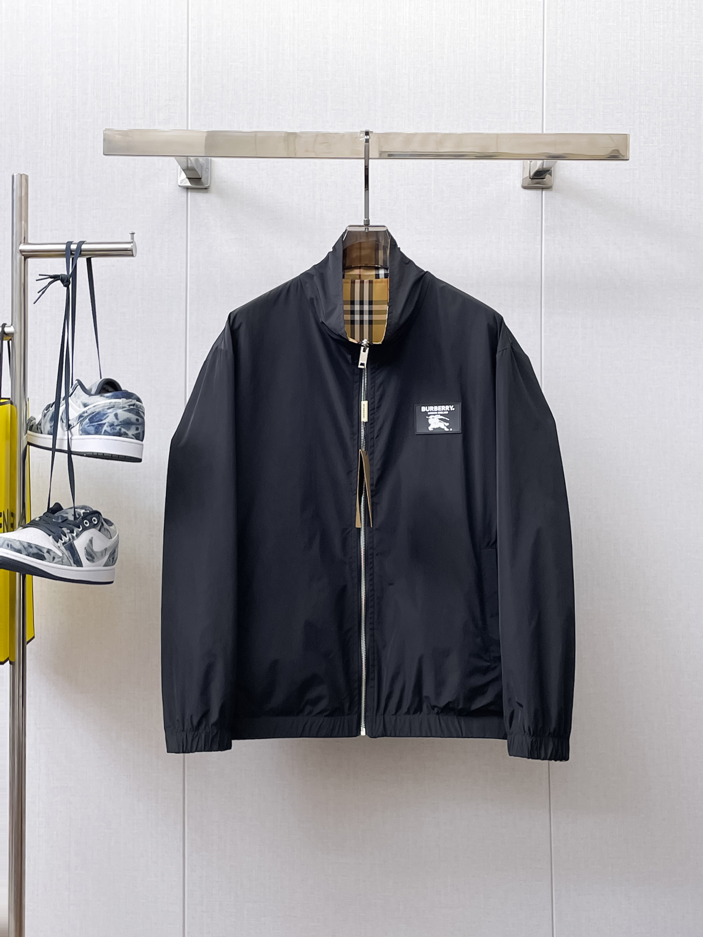 NO:566372,Same style as Burberry official website, on sale in advance!  2025 new autumn men's jackets, high-end version with complete three-standard original order!  Custom-made fabrics at the counter are highly breathable and comfortable, with impeccable details and brand element design concepts, reflecting high quality. It feels delicate and soft!  It presents a casual cut and the upper body shape is awesome!  Size M～3XL Please state your height and weight when ordering.,,burberry,jackets & coats,jackets & coats,alexander wang19860909巴宝莉 官网同款,提前发售！2025秋季新款男士夹克外套,原单三标齐全高端版本！专柜定制面料 透气舒适度高,细节无可挑剔,品牌元素设计理念,体现高品质.手感细腻柔软！呈现休闲裁剪,上身版型超赞！码数M～3XL下单报身高体重.,,burberry,jackets & coats,jackets & coats,alexander wang,Men's clothing