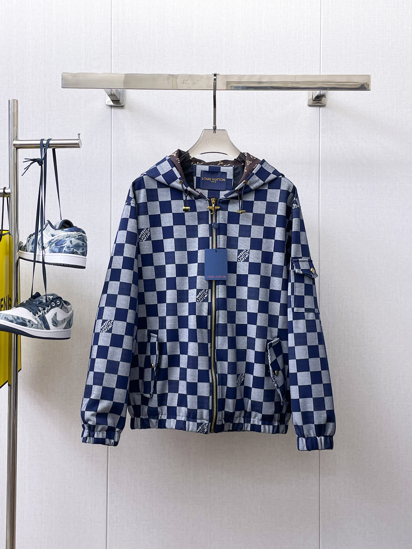 NO:566377,Same style as Louis Vuitton LV official website, on sale in advance!  2025 new autumn men's jackets, high-end version with complete three-standard original order!  Custom-made fabrics at the counter are highly breathable and comfortable, with impeccable details and brand element design concepts, reflecting high quality. It feels delicate and soft!  It presents a casual cut and the upper body shape is awesome!  Size M～3XL Please quote your height and weight when ordering.,,louis vuitton,louis vuitton,jackets & coats,jackets & coats,alexander wang19860909路易威登LV 官网同款,提前发售！2025秋季新款男士夹克外套,原单三标齐全高端版本！专柜定制面料 透气舒适度高,细节无可挑剔,品牌元素设计理念,体现高品质.手感细腻柔软！呈现休闲裁剪,上身版型超赞！码数M～3XL下单报身高体重.,,louis vuitton,louis vuitton,jackets & coats,jackets & coats,alexander wang,Men's clothing