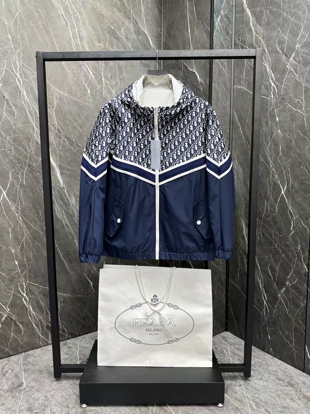 NO:600306,Dior official website same style, on sale in advance!  2025 new autumn men's jackets, high-end version with complete three-standard original order!  Custom-made fabrics at the counter are highly breathable and comfortable, with impeccable details and brand element design concepts, reflecting high quality. It feels delicate and soft!  It presents a casual cut and the upper body shape is awesome!  Size M～3XL Please state your height and weight when ordering.,,dior,jackets & coats,jackets & coats,alexander wang19860909迪奥 官网同款,提前发售！2025秋季新款男士夹克外套,原单三标齐全高端版本！专柜定制面料 透气舒适度高,细节无可挑剔,品牌元素设计理念,体现高品质.手感细腻柔软！呈现休闲裁剪,上身版型超赞！码数M～3XL下单报身高体重.,,dior,jackets & coats,jackets & coats,alexander wang,Men's clothing