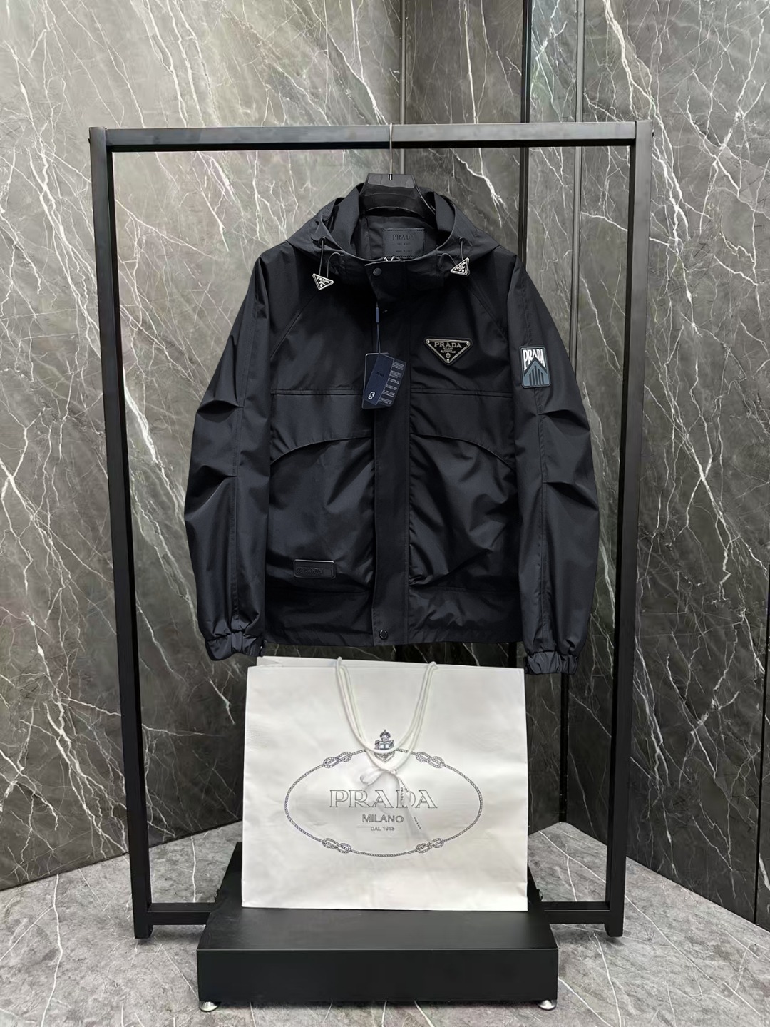 NO:600308,Same style as Prada official website, on sale in advance!  2025 new autumn men's jackets, high-end version with complete three-standard original order!  Custom-made fabrics at the counter are highly breathable and comfortable, with impeccable details and brand element design concepts, reflecting high quality. It feels delicate and soft!  It presents a casual cut and the upper body shape is awesome!  Size M～3XL Please state your height and weight when ordering.,,prada,jackets & coats,jackets & coats,alexander wang19860909普拉达 官网同款,提前发售！2025秋季新款男士夹克外套,原单三标齐全高端版本！专柜定制面料 透气舒适度高,细节无可挑剔,品牌元素设计理念,体现高品质.手感细腻柔软！呈现休闲裁剪,上身版型超赞！码数M～3XL下单报身高体重.,,prada,jackets & coats,jackets & coats,alexander wang,Men's clothing