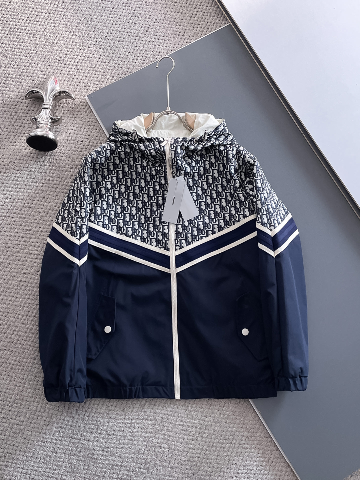 NO:571569,Dior's 2025 new autumn jacket, the new product on the show is in perfect condition, comfortable and warm, complete with three labels, full and attractive colors, very outstanding design, easily upgrades the fashion sense, extremely elegant and rigorous workmanship, neat and meticulous wiring!  A masterpiece from a famous designer!  The upper body does not look bloated and is super handsome!  Available sizes M ~ XXXL,,dior,jackets & coats,jackets & coats,alexander wang19860909迪奥 2025秋季新款夹克外套,秀场新品品相非常完美,舒适保暖,三标齐全色泽饱满诱人,非常出彩的设计,轻松将时髦感进阶,做工极为考究严谨,走线工整细致！大牌设计师巨作！上身不显臃肿、超级帅气！现货码数M ～ XXXL,,dior,jackets & coats,jackets & coats,alexander wang,Men's clothing