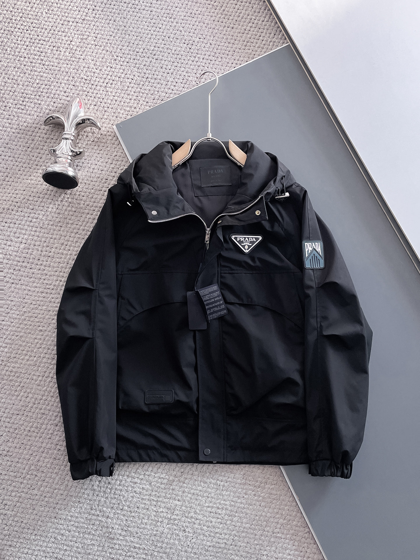 NO:571572,Prada 2025 new autumn jacket, the new product on the show is in perfect condition, comfortable and warm, complete with three colors, full and attractive color, very outstanding design, easily upgrades the fashion sense, extremely elegant and rigorous workmanship, neat and meticulous wiring!  A masterpiece from a famous designer!  The upper body does not look bloated and is super handsome!  Available sizes M ~ XXXL,,prada,jackets & coats,jackets & coats,alexander wang19860909普拉达 2025秋季新款夹克外套,秀场新品品相非常完美,舒适保暖,三标齐全色泽饱满诱人,非常出彩的设计,轻松将时髦感进阶,做工极为考究严谨,走线工整细致！大牌设计师巨作！上身不显臃肿、超级帅气！现货码数M ～ XXXL,,prada,jackets & coats,jackets & coats,alexander wang,Men's clothing