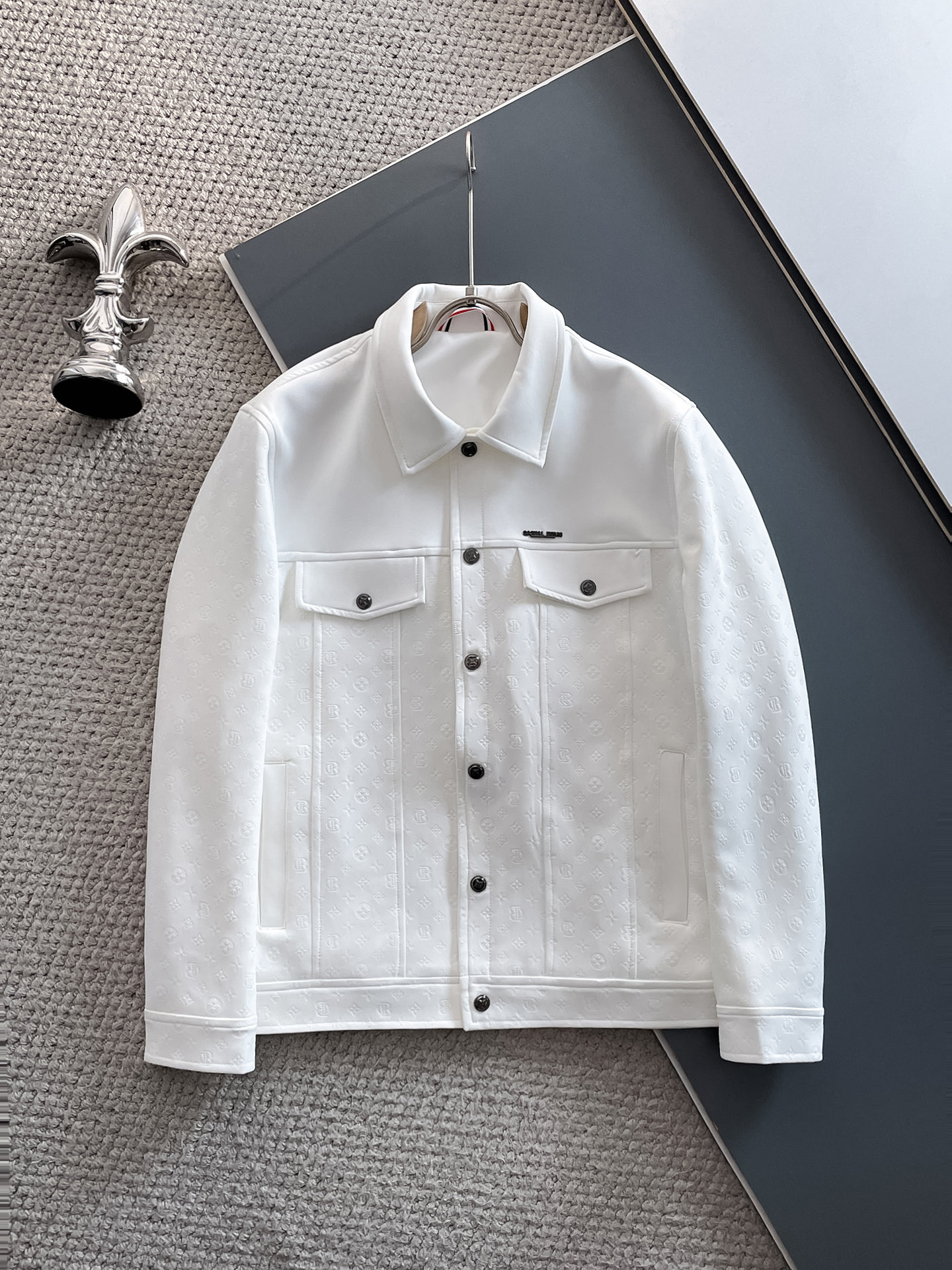 NO:571571,LV 2025 autumn new jacket, the new product on the show is in perfect condition, comfortable and warm, complete with three labels, full and attractive color, very outstanding design, easily upgrades the fashion sense, extremely sophisticated workmanship, neat and meticulous wiring!  A masterpiece from a famous designer!  The upper body does not look bloated and is super handsome!  Available sizes M ~ XXXL,,louis vuitton,jackets & coats,jackets & coats,alexander wang19860909Lv 2025秋季新款夹克外套,秀场新品品相非常完美,舒适保暖,三标齐全色泽饱满诱人,非常出彩的设计,轻松将时髦感进阶,做工极为考究严谨,走线工整细致！大牌设计师巨作！上身不显臃肿、超级帅气！现货码数M ～ XXXL,,louis vuitton,jackets & coats,jackets & coats,alexander wang,Men's clothing