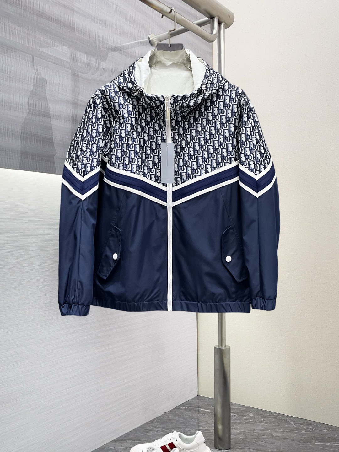 NO:531552,Dior 2025 Spring New Jacket Jacket, the new product on the show is perfect, comfortable and warm, the three standards are complete in color and full and attractive, and the very outstanding design easily advances the sense of fashion. The workmanship is extremely exquisite and rigorous, and the wiring is neat and meticulous!  A masterpiece of a big-name designer!  The upper body doesn't look bloated and super handsome!  Spot code M ~ XXXL,,dior,jackets & coats,jackets & coats,alexander wang19860909迪奥 2025开春新款夹克外套,秀场新品品相非常完美,舒适保暖,三标齐全色泽饱满诱人,非常出彩的设计,轻松将时髦感进阶,做工极为考究严谨,走线工整细致！大牌设计师巨作！上身不显臃肿、超级帅气！现货码数M ～ XXXL,,dior,jackets & coats,jackets & coats,alexander wang,Men's clothing