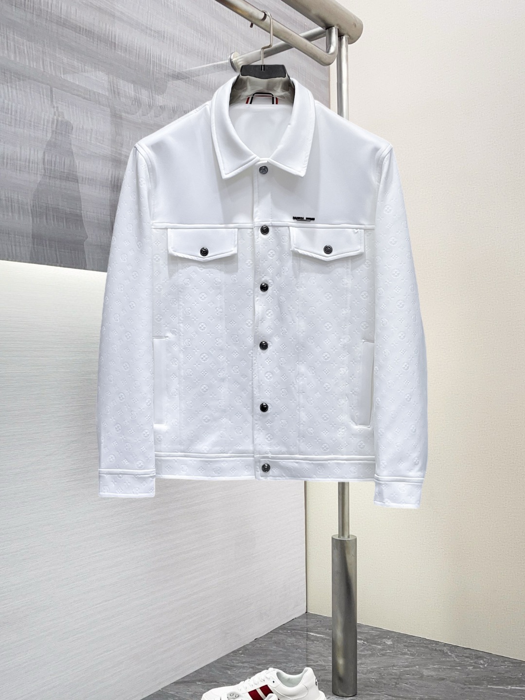 NO:531553,Lv 2025 Spring New Jacket Jacket, the new product on the show is perfect, comfortable and warm, the three standards are complete in color and full and attractive, and the very outstanding design easily advances the sense of fashion. The workmanship is extremely exquisite and rigorous, and the wiring is neat and meticulous!  A masterpiece of a big-name designer!  The upper body doesn't look bloated and super handsome!  Spot code M ~ XXXL,,louis vuitton,jackets & coats,jackets & coats,alexander wang19860909Lv 2025开春新款夹克外套,秀场新品品相非常完美,舒适保暖,三标齐全色泽饱满诱人,非常出彩的设计,轻松将时髦感进阶,做工极为考究严谨,走线工整细致！大牌设计师巨作！上身不显臃肿、超级帅气！现货码数M ～ XXXL,,louis vuitton,jackets & coats,jackets & coats,alexander wang,Men's clothing