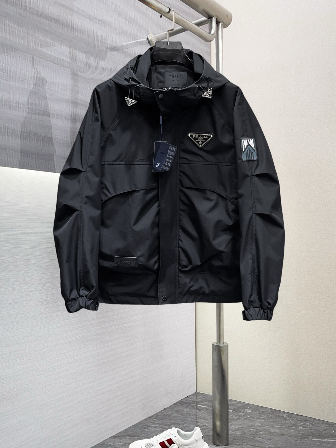 NO:531554,Prada 2025 Spring New Jacket Jacket, the new product on the show is perfect, comfortable and warm, the three standards are complete in color and full and attractive, and the very outstanding design easily advances the sense of fashion, the workmanship is extremely exquisite and rigorous, and the wiring is neat and meticulous!  A masterpiece of a big-name designer!  The upper body doesn't look bloated and super handsome!  Spot code M ~ XXXL,,prada,jackets & coats,jackets & coats,alexander wang19860909普拉达 2025开春新款夹克外套,秀场新品品相非常完美,舒适保暖,三标齐全色泽饱满诱人,非常出彩的设计,轻松将时髦感进阶,做工极为考究严谨,走线工整细致！大牌设计师巨作！上身不显臃肿、超级帅气！现货码数M ～ XXXL,,prada,jackets & coats,jackets & coats,alexander wang,Men's clothing