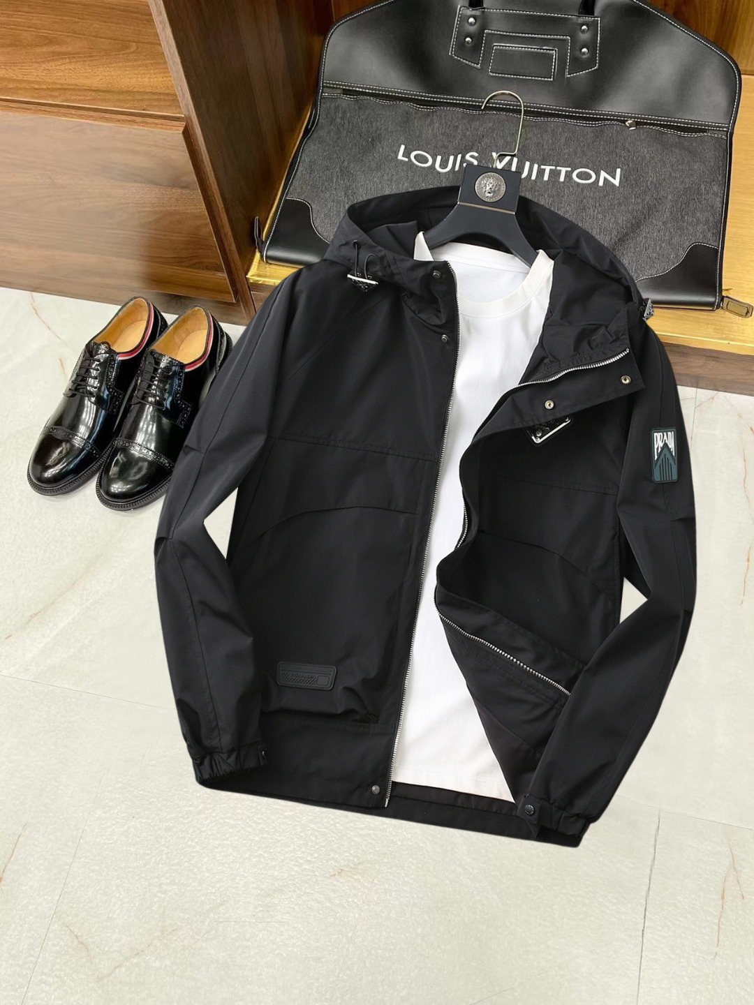 NO:538008,Prada 2025 autumn new jacket jacket, the new product on the show is perfect, comfortable and warm when worn on both sides, full and attractive colors, and a very outstanding design, which easily advances the sense of fashion, extremely exquisite workmanship, neat and meticulous routes!  A masterpiece of a big-name designer!  The upper body doesn't look bloated and super handsome!  Spot code M ~ XXXL,,prada,jackets & coats,jackets & coats,alexander wang19860909普拉达 2025秋季新款夹克外套,秀场新品品相非常完美,双面穿舒适保暖,三标齐全色泽饱满诱人,非常出彩的设计,轻松将时髦感进阶,做工极为考究严谨,走线工整细致！大牌设计师巨作！上身不显臃肿、超级帅气！现货码数M ～ XXXL,,prada,jackets & coats,jackets & coats,alexander wang,Men's clothing