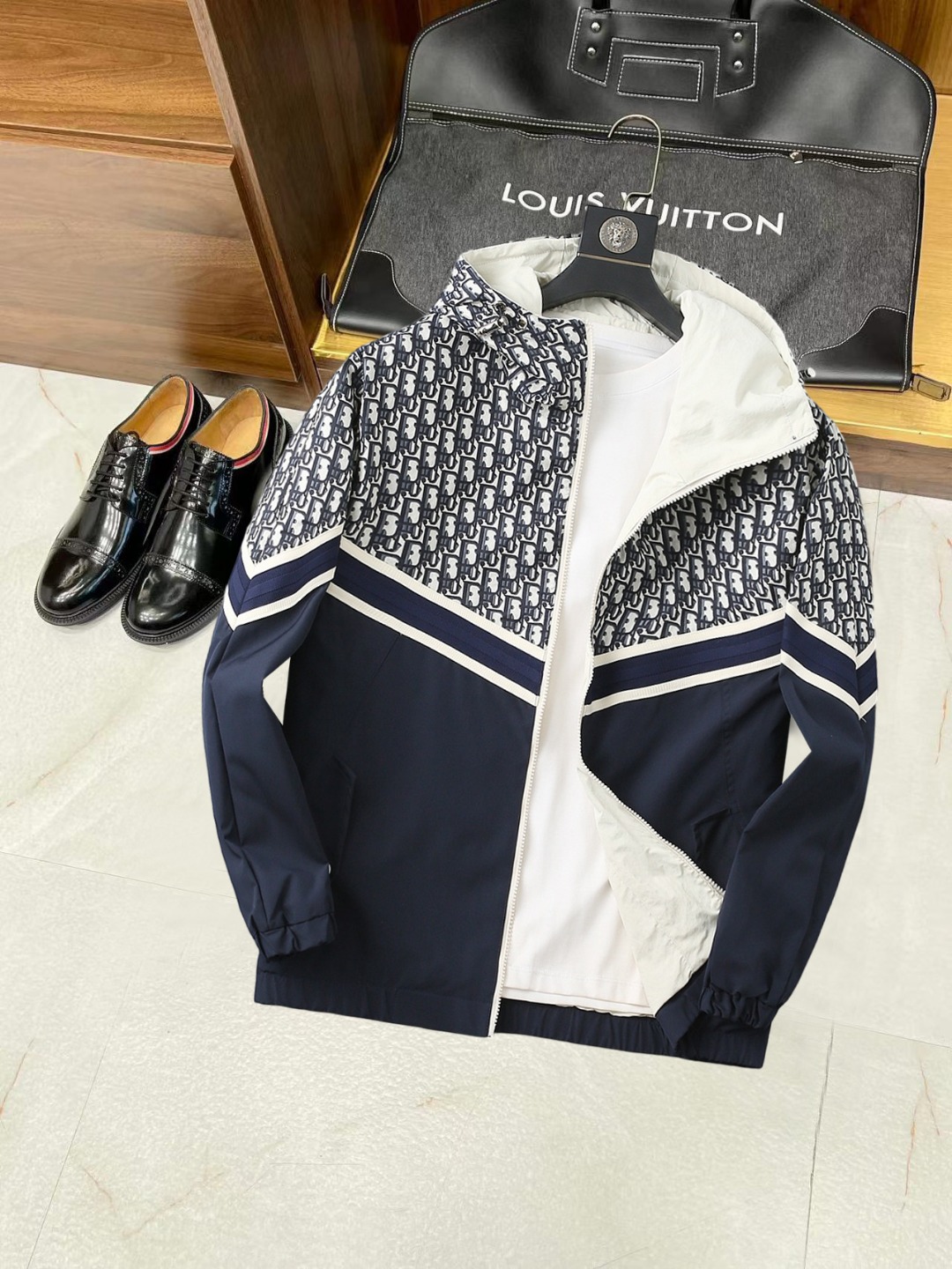 NO:538011,Dior 2025 autumn new jacket jacket, the new product on the show is perfect, comfortable and warm when worn on both sides, three-standard full colors and attractive, and the very outstanding design easily advances the sense of fashion, the workmanship is extremely exquisite and rigorous, and the wiring is neat and meticulous!  A masterpiece of a big-name designer!  The upper body doesn't look bloated and super handsome!  Spot code M ~ XXXL,,dior,jackets & coats,jackets & coats,alexander wang19860909迪奥 2025秋季新款夹克外套,秀场新品品相非常完美,双面穿舒适保暖,三标齐全色泽饱满诱人,非常出彩的设计,轻松将时髦感进阶,做工极为考究严谨,走线工整细致！大牌设计师巨作！上身不显臃肿、超级帅气！现货码数M ～ XXXL,,dior,jackets & coats,jackets & coats,alexander wang,Men's clothing