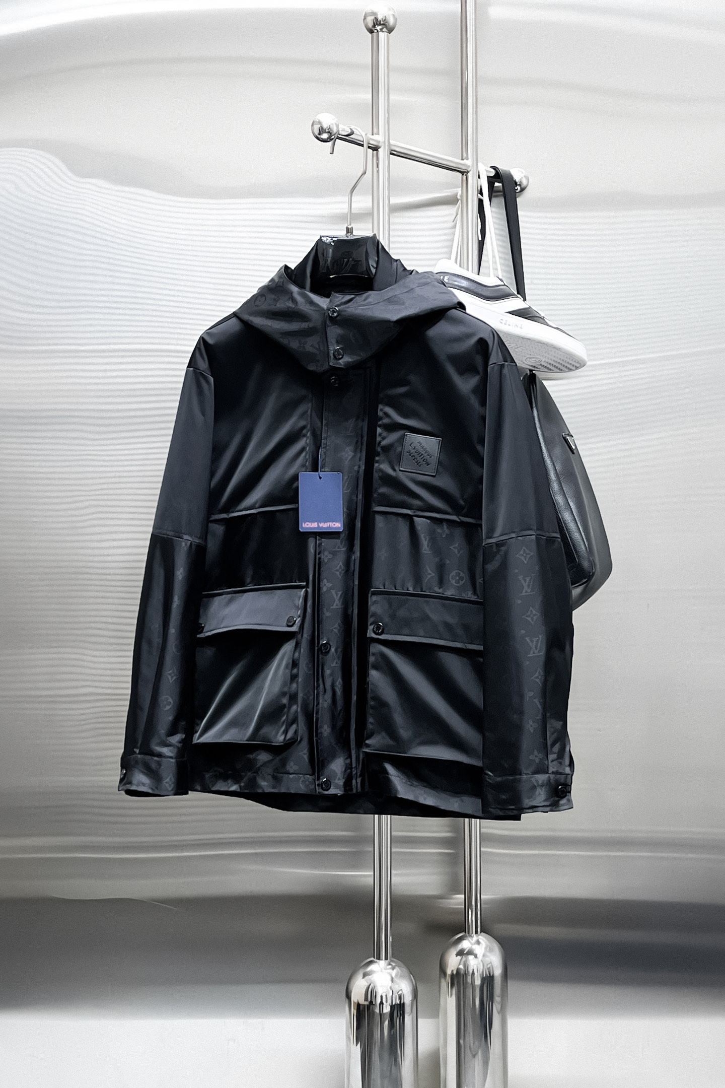 NO:519365,Lv 2025 spring new jacket jacket, the new product on the show is perfect, comfortable and warm when worn on both sides, three-standard full color and attractive, and the very outstanding design easily advances the sense of fashion, the workmanship is extremely exquisite and rigorous, and the wiring is neat and meticulous!  A masterpiece of a big-name designer!  The upper body doesn't look bloated and super handsome!  Spot code M ~ XXXL,,louis vuitton,jackets & coats,jackets & coats,alexander wang19860909Lv 2025春季新款夹克外套,秀场新品品相非常完美,双面穿舒适保暖,三标齐全色泽饱满诱人,非常出彩的设计,轻松将时髦感进阶,做工极为考究严谨,走线工整细致！大牌设计师巨作！上身不显臃肿、超级帅气！现货码数M ～ XXXL,,louis vuitton,jackets & coats,jackets & coats,alexander wang,Men's clothing