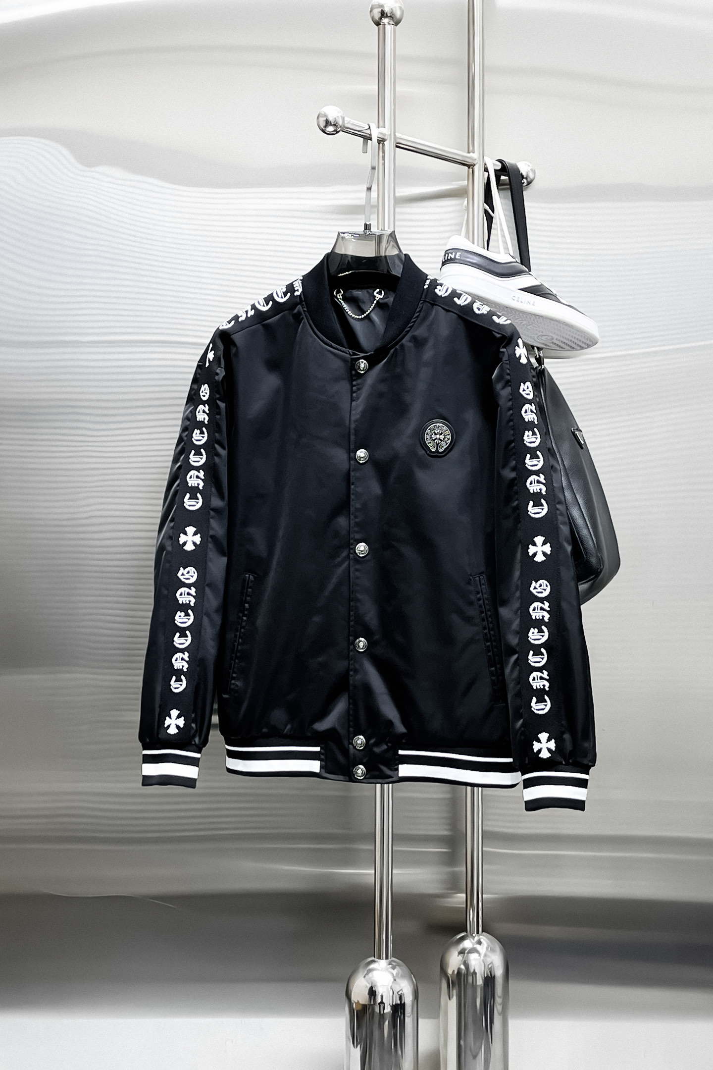 NO:519371,Crowxin's new spring jacket for 2025, the new product on the show is perfect, comfortable and warm when worn on both sides, three-standard full color and attractive, and the very outstanding design easily advances the sense of fashion, the workmanship is extremely exquisite and rigorous, and the wiring is neat and meticulous!  A masterpiece of a big-name designer!  The upper body doesn't look bloated and super handsome!  Spot code M ~ XXXL,,chrome hearts,jackets & coats,jackets & coats,alexander wang19860909克罗心 2025春季新款夹克外套,秀场新品品相非常完美,双面穿舒适保暖,三标齐全色泽饱满诱人,非常出彩的设计,轻松将时髦感进阶,做工极为考究严谨,走线工整细致！大牌设计师巨作！上身不显臃肿、超级帅气！现货码数M ～ XXXL,,chrome hearts,jackets & coats,jackets & coats,alexander wang,Men's clothing