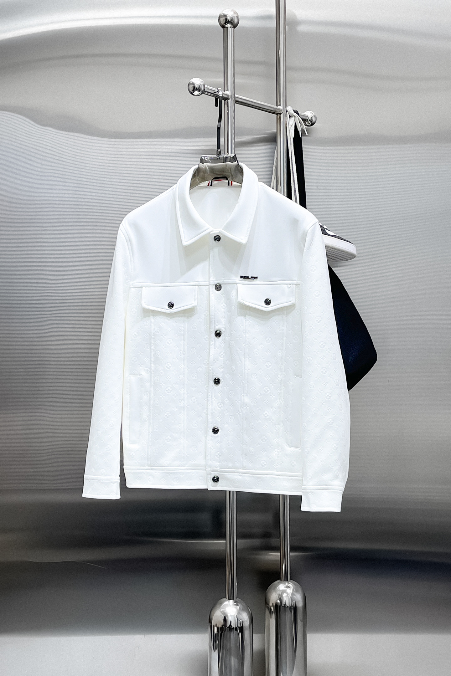 NO:519361,Lv 2025 spring new jacket jacket, the new product on the show is perfect, comfortable and warm when worn on both sides, three-standard full color and attractive, and the very outstanding design easily advances the sense of fashion, the workmanship is extremely exquisite and rigorous, and the wiring is neat and meticulous!  A masterpiece of a big-name designer!  The upper body doesn't look bloated and super handsome!  Spot code M ~ XXXL,,louis vuitton,jackets & coats,jackets & coats,alexander wang19860909Lv 2025春季新款夹克外套,秀场新品品相非常完美,双面穿舒适保暖,三标齐全色泽饱满诱人,非常出彩的设计,轻松将时髦感进阶,做工极为考究严谨,走线工整细致！大牌设计师巨作！上身不显臃肿、超级帅气！现货码数M ～ XXXL,,louis vuitton,jackets & coats,jackets & coats,alexander wang,Men's clothing