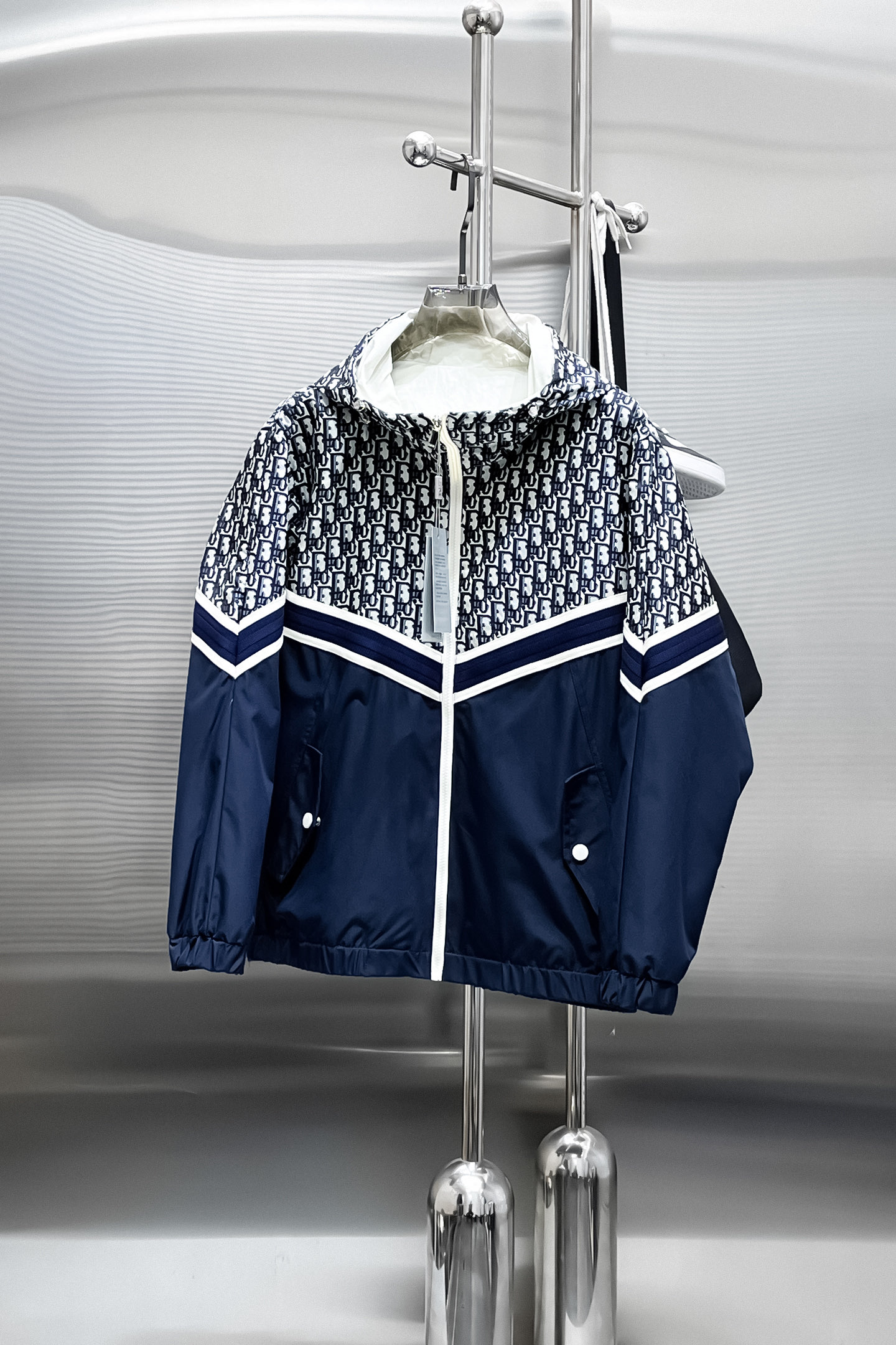 NO:519364,Dior 2025 spring new jacket jacket, the new product on the show is perfect, comfortable and warm when worn on both sides, three-standard full colors and attractive, and the very outstanding design easily advances the sense of fashion, the workmanship is extremely exquisite and rigorous, and the wiring is neat and meticulous!  A masterpiece of a big-name designer!  The upper body doesn't look bloated and super handsome!  Spot code M ~ XXXL,,dior,jackets & coats,jackets & coats,alexander wang19860909迪奥 2025春季新款夹克外套,秀场新品品相非常完美,双面穿舒适保暖,三标齐全色泽饱满诱人,非常出彩的设计,轻松将时髦感进阶,做工极为考究严谨,走线工整细致！大牌设计师巨作！上身不显臃肿、超级帅气！现货码数M ～ XXXL,,dior,jackets & coats,jackets & coats,alexander wang,Men's clothing