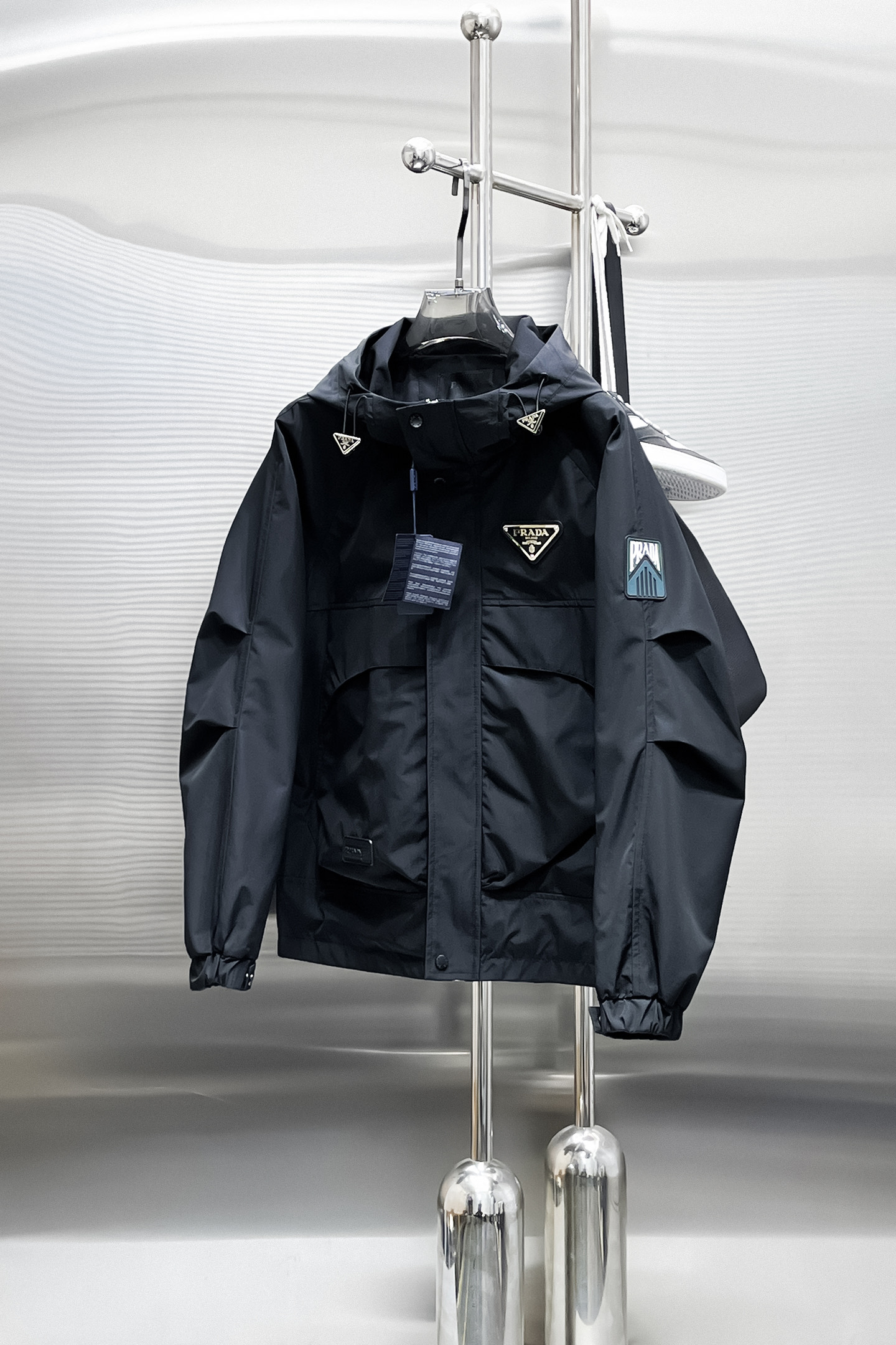 NO:519367,Prada's new spring jacket for 2025, the new product on the show is perfect, comfortable and warm when worn on both sides, three-standard full color and attractive, and the very outstanding design easily advances the sense of fashion, the workmanship is extremely exquisite and rigorous, and the wiring is neat and meticulous!  A masterpiece of a big-name designer!  The upper body doesn't look bloated and super handsome!  Spot code M ~ XXXL,,prada,jackets & coats,jackets & coats,alexander wang19860909普拉达 2025春季新款夹克外套,秀场新品品相非常完美,双面穿舒适保暖,三标齐全色泽饱满诱人,非常出彩的设计,轻松将时髦感进阶,做工极为考究严谨,走线工整细致！大牌设计师巨作！上身不显臃肿、超级帅气！现货码数M ～ XXXL,,prada,jackets & coats,jackets & coats,alexander wang,Men's clothing