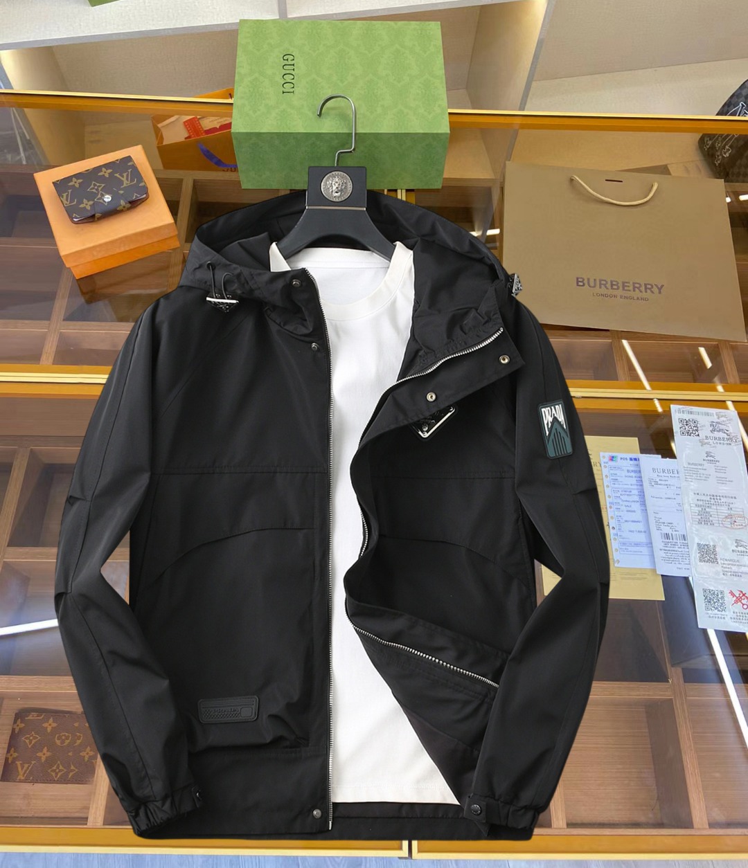 NO:519318,Prada's new spring jacket for 2025, the new product on the show is perfect, comfortable and warm when worn on both sides, three-standard full color and attractive, and the very outstanding design easily advances the sense of fashion, the workmanship is extremely exquisite and rigorous, and the wiring is neat and meticulous!  A masterpiece of a big-name designer!  The upper body doesn't look bloated and super handsome!  Spot code M ~ XXXL,,prada,jackets & coats,jackets & coats,alexander wang19860909普拉达 2025春季新款夹克外套,秀场新品品相非常完美,双面穿舒适保暖,三标齐全色泽饱满诱人,非常出彩的设计,轻松将时髦感进阶,做工极为考究严谨,走线工整细致！大牌设计师巨作！上身不显臃肿、超级帅气！现货码数M ～ XXXL,,prada,jackets & coats,jackets & coats,alexander wang,Men's clothing