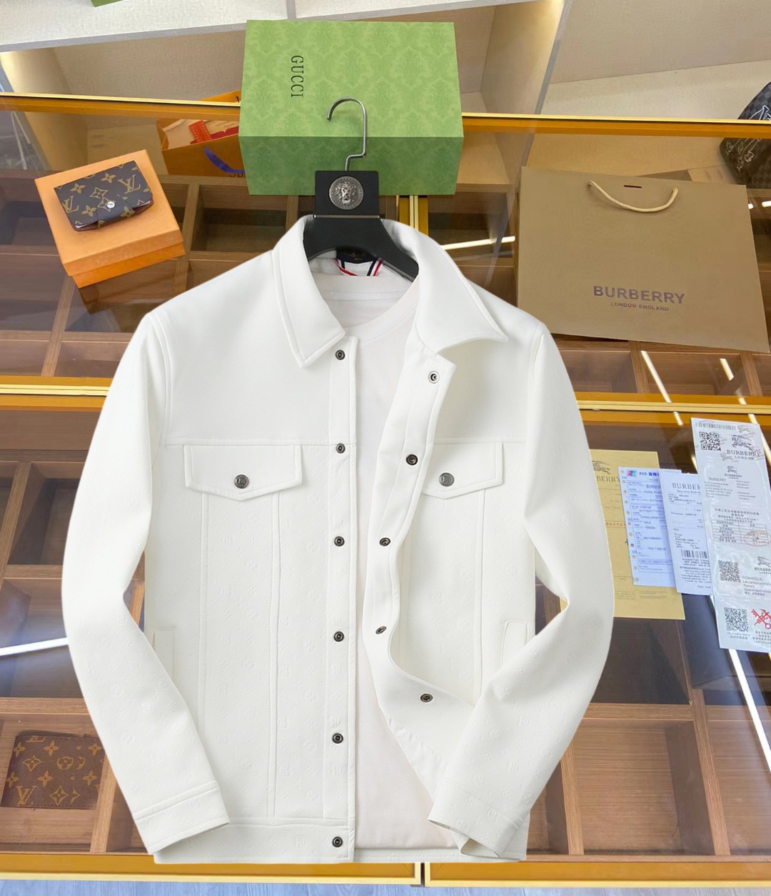 NO:519321,Lv 2025 spring new jacket jacket, the new product on the show is perfect, comfortable and warm when worn on both sides, three-standard full color and attractive, and the very outstanding design easily advances the sense of fashion, the workmanship is extremely exquisite and rigorous, and the wiring is neat and meticulous!  A masterpiece of a big-name designer!  The upper body doesn't look bloated and super handsome!  Spot code M ~ XXXL,,louis vuitton,jackets & coats,jackets & coats,alexander wang19860909Lv 2025春季新款夹克外套,秀场新品品相非常完美,双面穿舒适保暖,三标齐全色泽饱满诱人,非常出彩的设计,轻松将时髦感进阶,做工极为考究严谨,走线工整细致！大牌设计师巨作！上身不显臃肿、超级帅气！现货码数M ～ XXXL,,louis vuitton,jackets & coats,jackets & coats,alexander wang,Men's clothing