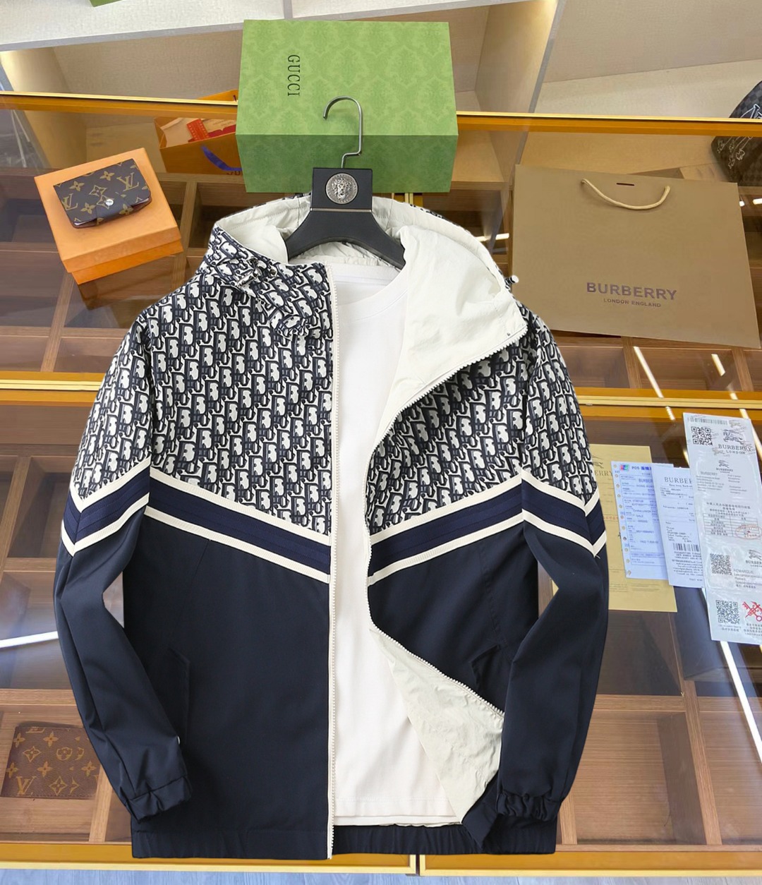 NO:519324,Dior 2025 spring new jacket jacket, the new product on the show is perfect, comfortable and warm when worn on both sides, three-standard full colors and attractive, and the very outstanding design easily advances the sense of fashion, the workmanship is extremely exquisite and rigorous, and the wiring is neat and meticulous!  A masterpiece of a big-name designer!  The upper body doesn't look bloated and super handsome!  Spot code M ~ XXXL,,dior,jackets & coats,jackets & coats,alexander wang19860909迪奥 2025春季新款夹克外套,秀场新品品相非常完美,双面穿舒适保暖,三标齐全色泽饱满诱人,非常出彩的设计,轻松将时髦感进阶,做工极为考究严谨,走线工整细致！大牌设计师巨作！上身不显臃肿、超级帅气！现货码数M ～ XXXL,,dior,jackets & coats,jackets & coats,alexander wang,Men's clothing