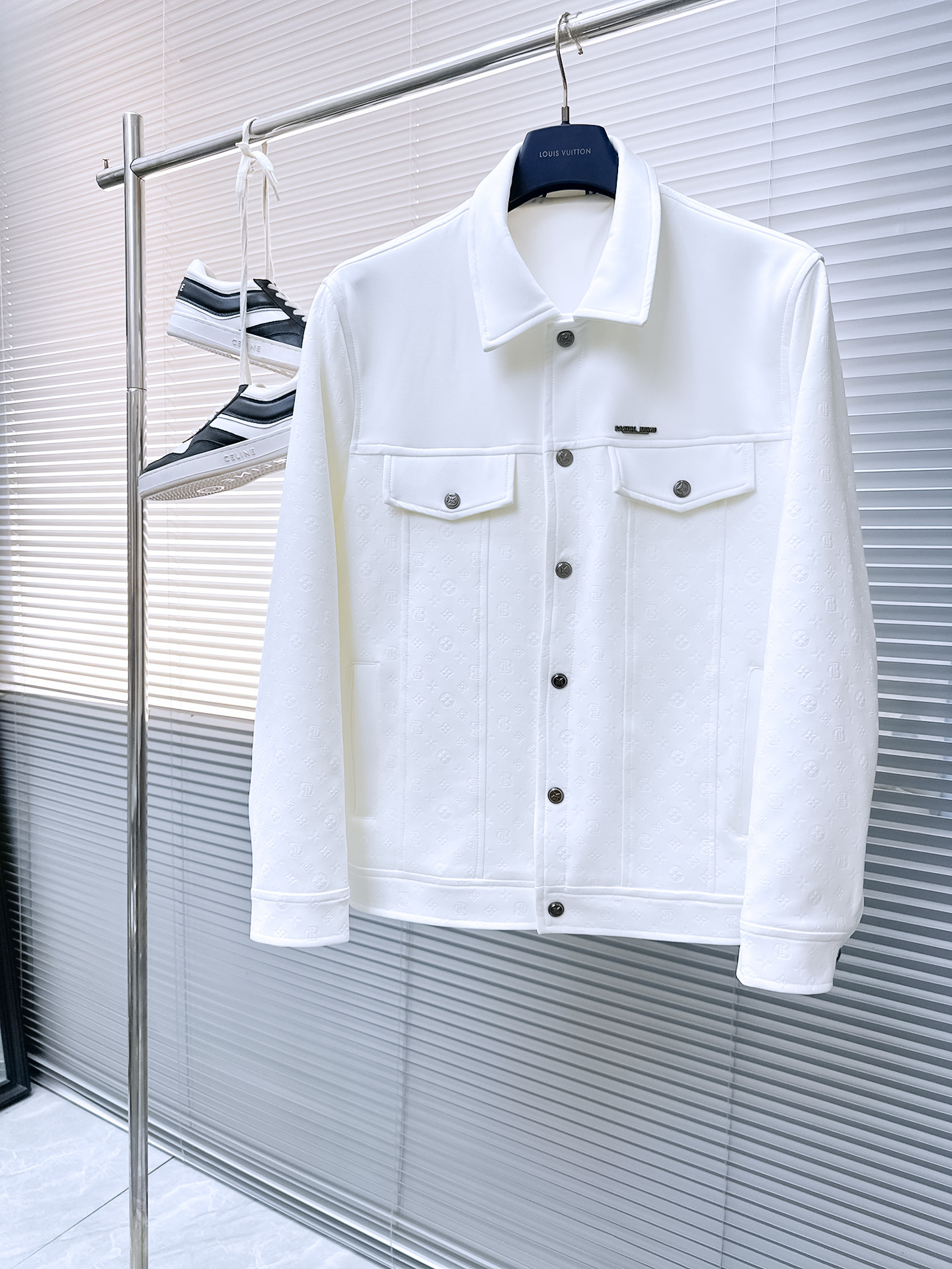 NO:524110,Louis Vuitton LV 2025 spring and summer new men's jacket, original single three-standard full high-end version!  The latest counter style, high-quality imported fabric, symmetrical design of webbing, excellent upper body effect, high breathability and comfort, impeccable details, brand element design concept, exquisite workmanship and complex craftsmanship, professional purchasing grade reflects high quality. The feel is delicate and soft!  It is casually cut, with a great upper body style!  Original order: Number of codes M~XXXL orders to report height and weight.,,louis vuitton,louis vuitton,jackets & coats,jackets & coats,alexander wang19860909路易威登LV 2025春夏新款男士夹克外套,原单三标齐全高端版本！最新专柜款式 高定进口面料 织带对称设计,上身效果超赞,透气舒适度高,细节无可挑剔,品牌元素设计理念,做工考究工艺复杂,专业代购级体现高品质.手感细腻柔软！呈现休闲裁剪,上身版型超赞！首发原单 码数M～XXXL下单报身高体重.,,louis vuitton,louis vuitton,jackets & coats,jackets & coats,alexander wang,Men's clothing