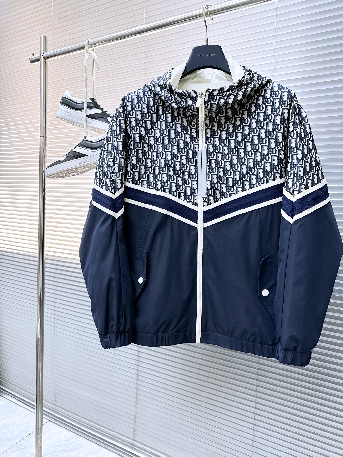 NO:524107,Dior 2025 spring and summer new men's jacket, original single three-standard full high-end version!  The latest counter style, high-quality imported fabric, symmetrical design of webbing, excellent upper body effect, high breathability and comfort, impeccable details, brand element design concept, exquisite workmanship and complex craftsmanship, professional purchasing grade reflects high quality. The feel is delicate and soft!  It is casually cut, with a great upper body style!  Original order: Number of codes M~XXXL orders to report height and weight.,,dior,jackets & coats,jackets & coats,alexander wang19860909迪奥 2025春夏新款男士夹克外套,原单三标齐全高端版本！最新专柜款式 高定进口面料 织带对称设计,上身效果超赞,透气舒适度高,细节无可挑剔,品牌元素设计理念,做工考究工艺复杂,专业代购级体现高品质.手感细腻柔软！呈现休闲裁剪,上身版型超赞！首发原单 码数M～XXXL下单报身高体重.,,dior,jackets & coats,jackets & coats,alexander wang,Men's clothing