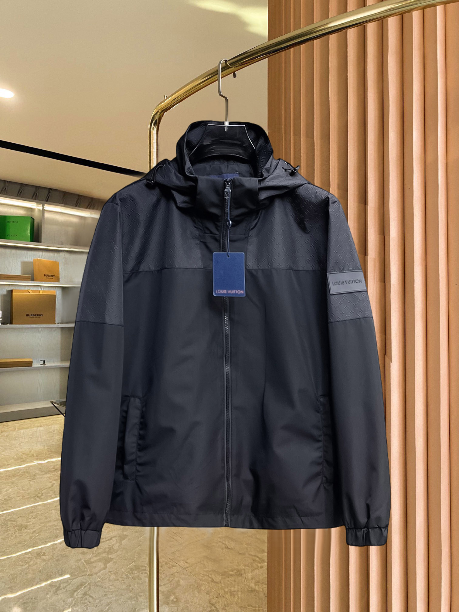 NO:521873,The same model on the official website of Lv, released in advance!  2025 spring season new men's jacket, original single three-standard high-end version!  Customized fabrics for counters are breathable and comfortable, with impeccable details, and the brand element design concept reflects high quality. The feel is delicate and soft!  It is casually cut, with a great upper body style!  Number of code M~3XL maximum wear about 200 pounds to report height and weight.,,louis vuitton, jackets & coats, jackets & coats, alexander wang19860909Lv 官网同款,提前发售！2025春季季新款男士夹克外套,原单三标齐全高端版本！专柜定制面料 透气舒适度高,细节无可挑剔,品牌元素设计理念,体现高品质.手感细腻柔软！呈现休闲裁剪,上身版型超赞！码数M～3XL最大穿200斤左右下单报身高体重.,,louis vuitton,jackets & coats,jackets & coats,alexander wang,Men's clothing