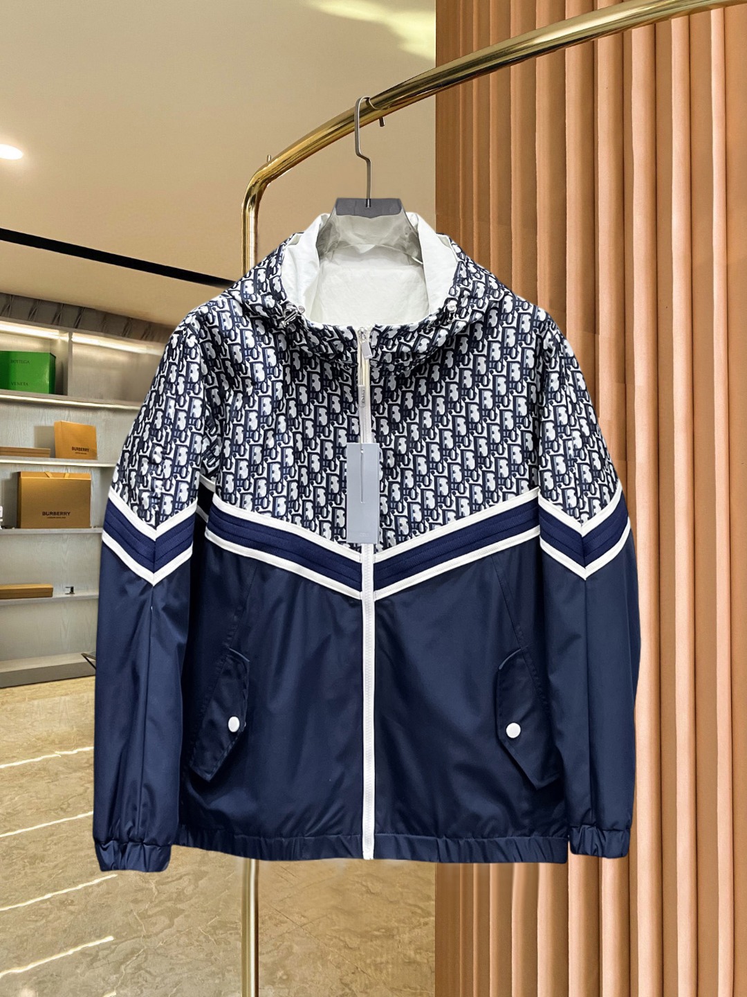 NO:521869,Dior's official website is the same model, released in advance!  2025 spring season new men's jacket, original single three-standard high-end version!  Customized fabrics for counters are breathable and comfortable, with impeccable details, and the brand element design concept reflects high quality. The feel is delicate and soft!  It is casually cut, with a great upper body style!  The maximum number of code M~3XL is about 200 pounds to place an order to report height and weight.,,dior,jackets & coats,jackets & coats,alexander wang19860909迪奥 官网同款,提前发售！2025春季季新款男士夹克外套,原单三标齐全高端版本！专柜定制面料 透气舒适度高,细节无可挑剔,品牌元素设计理念,体现高品质.手感细腻柔软！呈现休闲裁剪,上身版型超赞！码数M～3XL最大穿200斤左右下单报身高体重.,,dior,jackets & coats,jackets & coats,alexander wang,Men's clothing