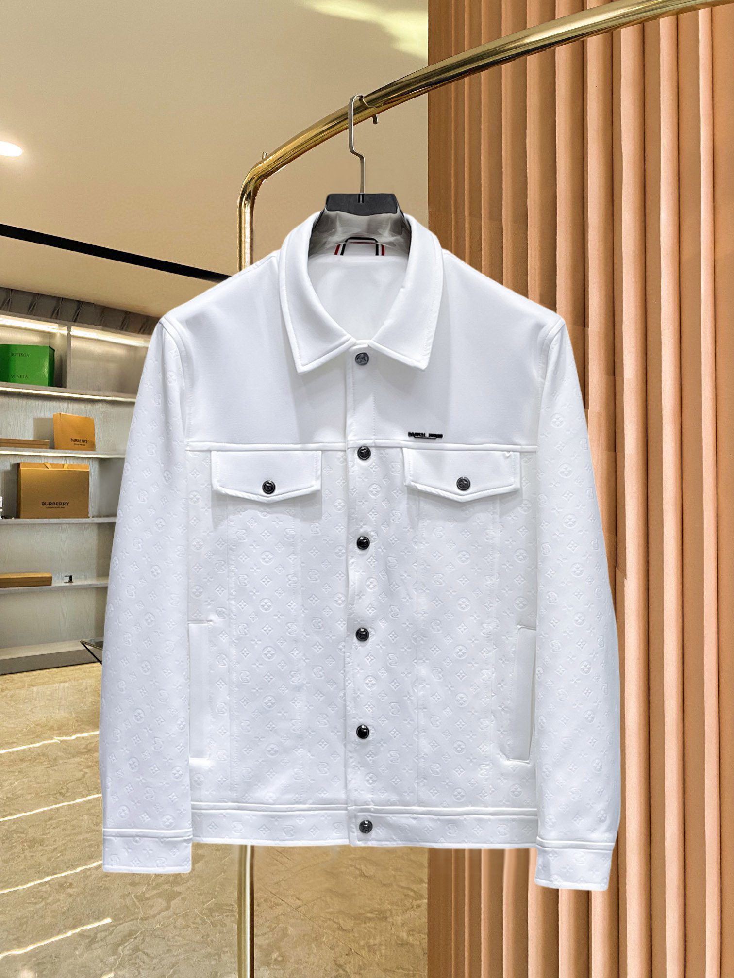 NO:521867,The same model on the official website of Lv, released in advance!  2025 spring season new men's jacket, original single three-standard high-end version!  Customized fabrics for counters are breathable and comfortable, with impeccable details, and the brand element design concept reflects high quality. The feel is delicate and soft!  It is casually cut, with a great upper body style!  Number of code M~3XL maximum wear about 200 pounds to report height and weight.,,louis vuitton, jackets & coats, jackets & coats, alexander wang19860909Lv官网同款,提前发售！2025春季季新款男士夹克外套,原单三标齐全高端版本！专柜定制面料 透气舒适度高,细节无可挑剔,品牌元素设计理念,体现高品质.手感细腻柔软！呈现休闲裁剪,上身版型超赞！码数M～3XL最大穿200斤左右下单报身高体重.,,louis vuitton,jackets & coats,jackets & coats,alexander wang,Men's clothing