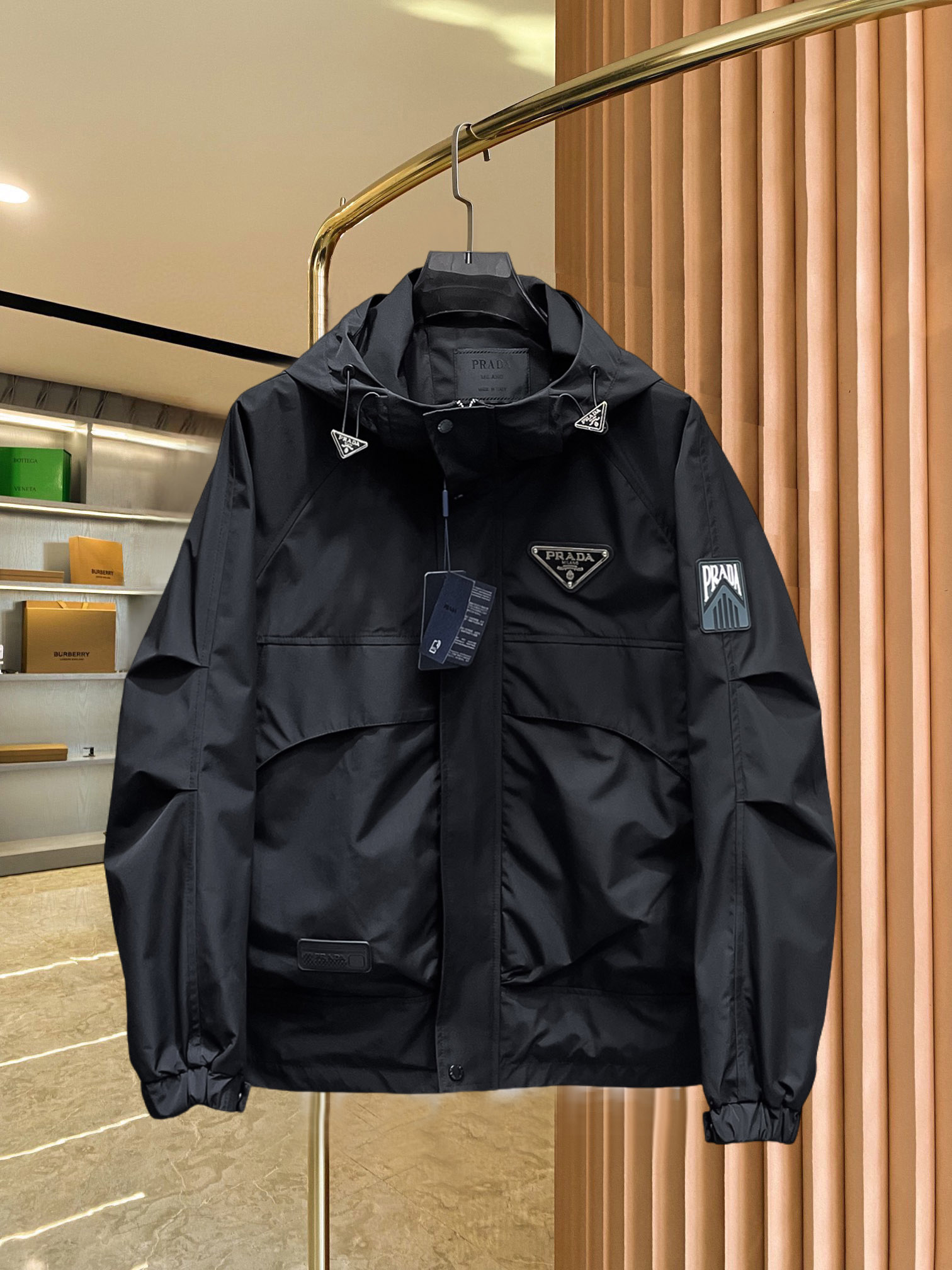 NO:521871,Prada's same model on the official website, released in advance!  2025 spring season new men's jacket, original single three-standard high-end version!  Customized fabrics for counters are breathable and comfortable, with impeccable details, and the brand element design concept reflects high quality. The feel is delicate and soft!  It is casually cut, with a great upper body style!  The maximum number of code M~3XL is about 200 pounds to order to report height and weight.,,prada, jackets & coats, jackets & coats,alexander wang19860909普拉达 官网同款,提前发售！2025春季季新款男士夹克外套,原单三标齐全高端版本！专柜定制面料 透气舒适度高,细节无可挑剔,品牌元素设计理念,体现高品质.手感细腻柔软！呈现休闲裁剪,上身版型超赞！码数M～3XL最大穿200斤左右下单报身高体重.,,prada,jackets & coats,jackets & coats,alexander wang,Men's clothing