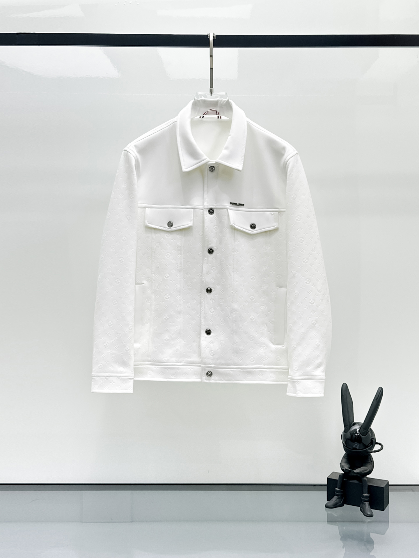 NO:525089,Lv 2025 autumn new jacket jacket, the new product on the show is perfect, comfortable and warm when worn on both sides, three-standard full color and attractive, and the very outstanding design easily advances the sense of fashion, the workmanship is extremely exquisite and rigorous, and the wiring is neat and meticulous!  A masterpiece of a big-name designer!  The upper body doesn't look bloated and super handsome!  Spot code M ~ XXXL,,louis vuitton,jackets & coats,jackets & coats,alexander wang19860909Lv 2025秋季新款夹克外套,秀场新品品相非常完美,双面穿舒适保暖,三标齐全色泽饱满诱人,非常出彩的设计,轻松将时髦感进阶,做工极为考究严谨,走线工整细致！大牌设计师巨作！上身不显臃肿、超级帅气！现货码数M ～ XXXL,,louis vuitton,jackets & coats,jackets & coats,alexander wang,Men's clothing