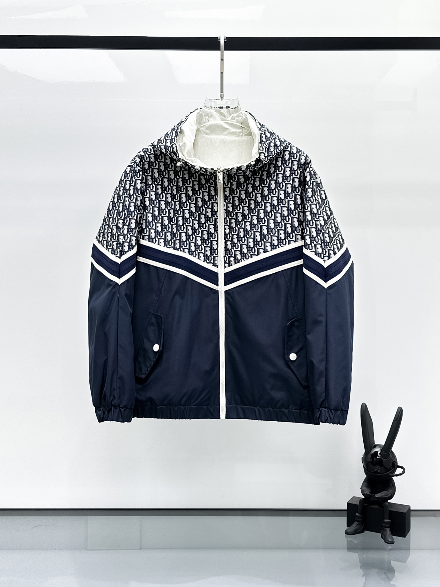 NO:525092,Dior 2025 autumn new jacket jacket, the new product on the show is perfect, comfortable and warm when worn on both sides, three-standard full color and attractive, and the very outstanding design easily advances the sense of fashion, the workmanship is extremely exquisite and rigorous, and the wiring is neat and meticulous!  A masterpiece of a big-name designer!  The upper body doesn't look bloated and super handsome!  Spot code M ~ XXXL,,dior,jackets & coats,jackets & coats,alexander wang19860909迪奥 2025秋季新款夹克外套,秀场新品品相非常完美,双面穿舒适保暖,三标齐全色泽饱满诱人,非常出彩的设计,轻松将时髦感进阶,做工极为考究严谨,走线工整细致！大牌设计师巨作！上身不显臃肿、超级帅气！现货码数M ～ XXXL,,dior,jackets & coats,jackets & coats,alexander wang,Men's clothing