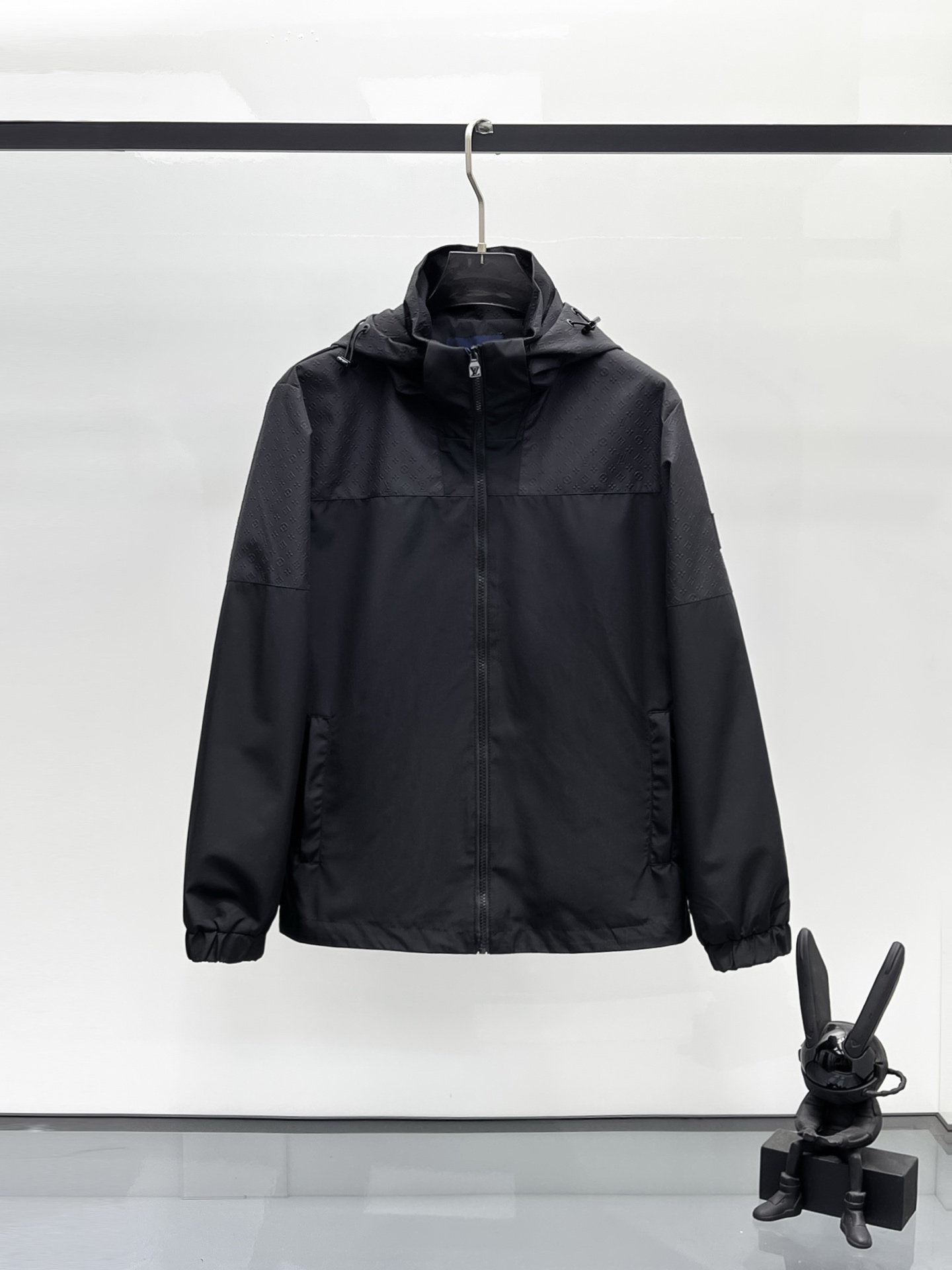 NO:525095,Lv 2025 autumn new jacket jacket, the new product on the show is perfect, comfortable and warm when worn on both sides, three-standard full color and attractive, and the very outstanding design easily advances the sense of fashion, the workmanship is extremely exquisite and rigorous, and the wiring is neat and meticulous!  A masterpiece of a big-name designer!  The upper body doesn't look bloated and super handsome!  Spot code M ~ XXXL,,louis vuitton,jackets & coats,jackets & coats,alexander wang19860909Lv 2025秋季新款夹克外套,秀场新品品相非常完美,双面穿舒适保暖,三标齐全色泽饱满诱人,非常出彩的设计,轻松将时髦感进阶,做工极为考究严谨,走线工整细致！大牌设计师巨作！上身不显臃肿、超级帅气！现货码数M ～ XXXL,,louis vuitton,jackets & coats,jackets & coats,alexander wang,Men's clothing