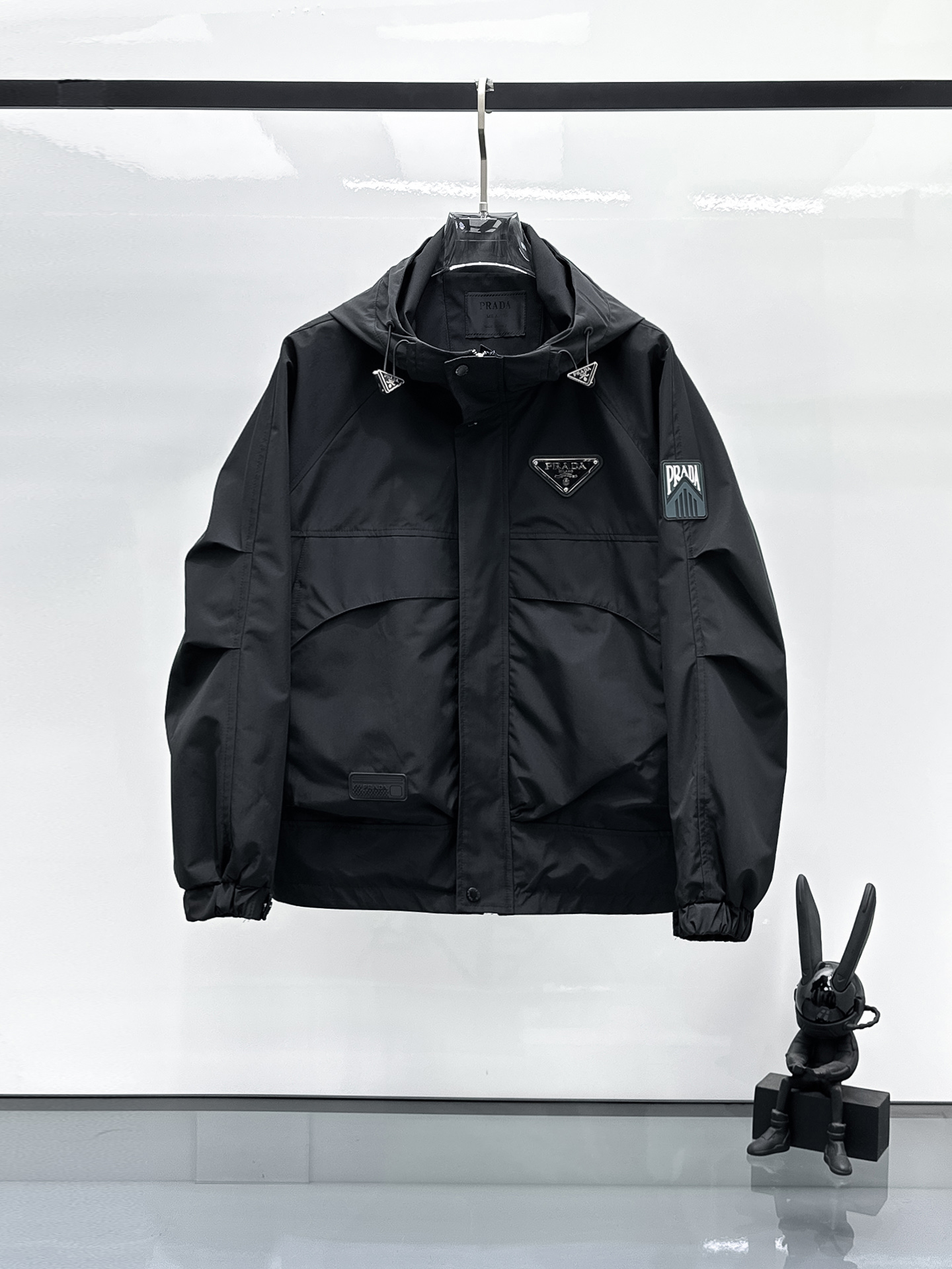 NO:525093,Prada 2025 autumn new jacket jacket, the new product on the show is perfect, comfortable and warm when worn on both sides, full and attractive colors, and a very outstanding design that easily advances the sense of fashion, extremely exquisite workmanship, neat and meticulous routes!  A masterpiece of a big-name designer!  The upper body doesn't look bloated and super handsome!  Spot code M ~ XXXL,,prada,jackets & coats,jackets & coats,alexander wang19860909普拉达 2025秋季新款夹克外套,秀场新品品相非常完美,双面穿舒适保暖,三标齐全色泽饱满诱人,非常出彩的设计,轻松将时髦感进阶,做工极为考究严谨,走线工整细致！大牌设计师巨作！上身不显臃肿、超级帅气！现货码数M ～ XXXL,,prada,jackets & coats,jackets & coats,alexander wang,Men's clothing