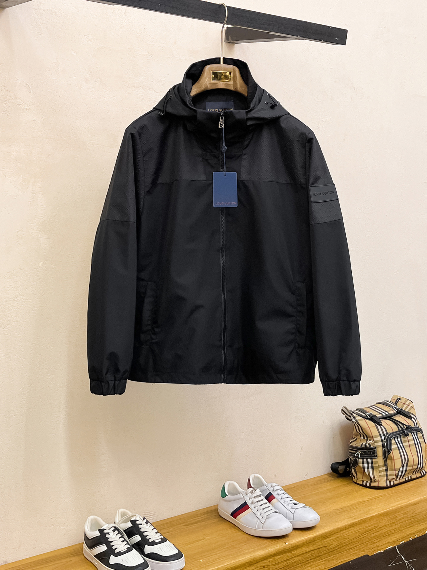 NO:523020,Lv 2025 Spring New Jacket Jacket, the new product on the show is perfect, comfortable and warm, the three standards are complete in color and full and attractive, and the very outstanding design easily advances the sense of fashion. The workmanship is extremely exquisite and rigorous, and the wiring is neat and meticulous!  A masterpiece of a big-name designer!  The upper body doesn't look bloated and super handsome!  Spot code M ~ XXXL,,louis vuitton,jackets & coats,jackets & coats,alexander wang19860909Lv 2025开春新款夹克外套,秀场新品品相非常完美,舒适保暖,三标齐全色泽饱满诱人,非常出彩的设计,轻松将时髦感进阶,做工极为考究严谨,走线工整细致！大牌设计师巨作！上身不显臃肿、超级帅气！现货码数M ～ XXXL,,louis vuitton,jackets & coats,jackets & coats,alexander wang,Men's clothing