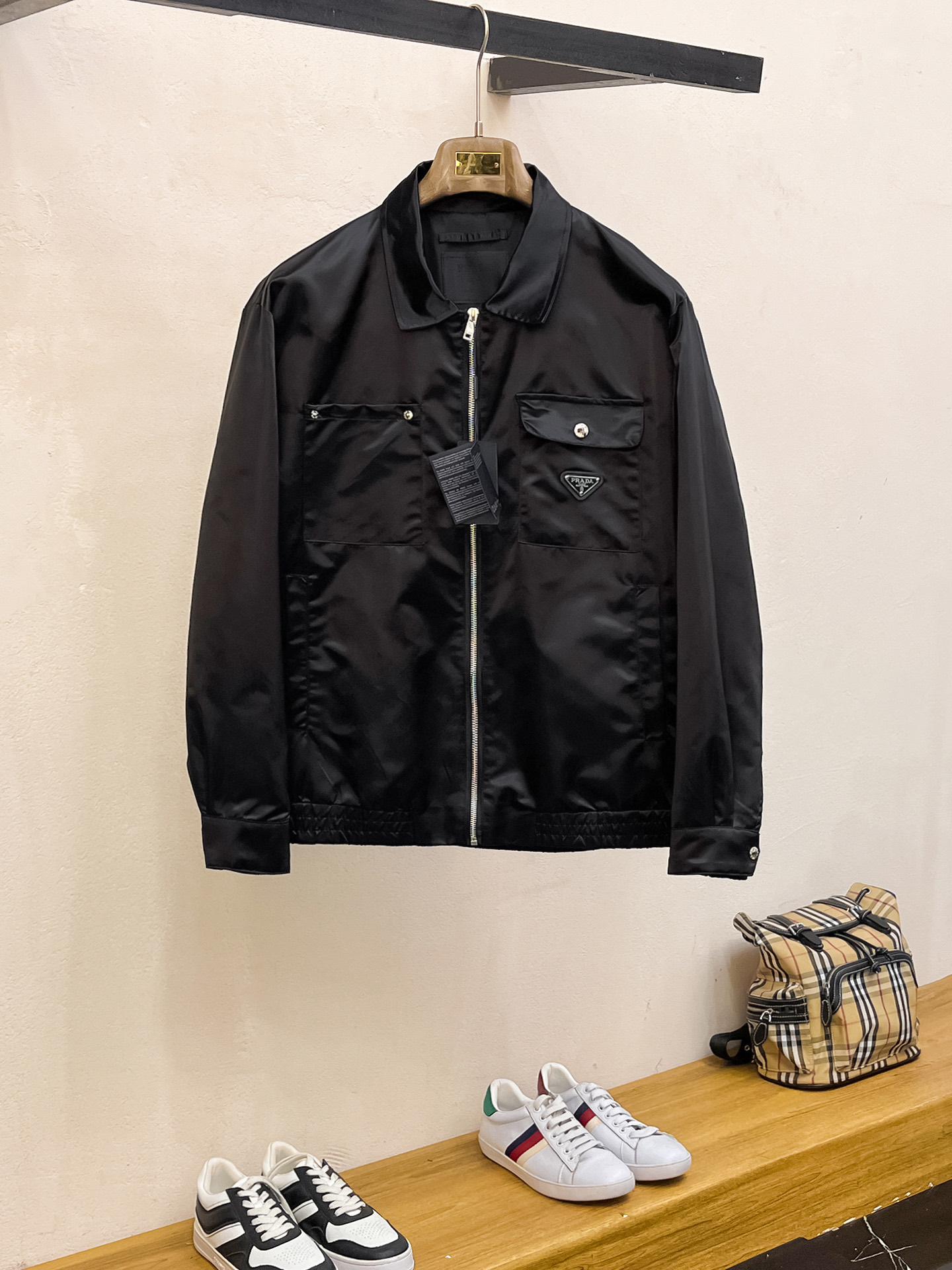 NO:523023,Prada 2025 Spring New Jacket Jacket, the new product on the show is perfect, comfortable and warm, the three standards are complete in color and full and attractive, and the very outstanding design easily advances the sense of fashion, the workmanship is extremely exquisite and rigorous, and the wiring is neat and meticulous!  A masterpiece of a big-name designer!  The upper body doesn't look bloated and super handsome!  Spot code M ~ XXXL,,prada,jackets & coats,jackets & coats,alexander wang19860909普拉达 2025开春新款夹克外套,秀场新品品相非常完美,舒适保暖,三标齐全色泽饱满诱人,非常出彩的设计,轻松将时髦感进阶,做工极为考究严谨,走线工整细致！大牌设计师巨作！上身不显臃肿、超级帅气！现货码数M ～ XXXL,,prada,jackets & coats,jackets & coats,alexander wang,Men's clothing