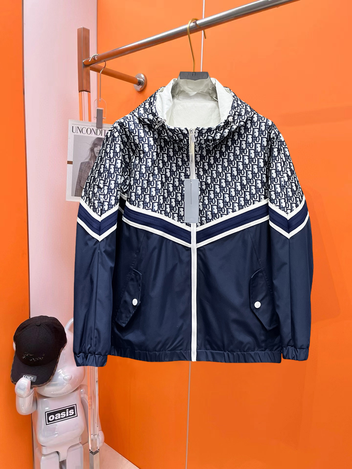 NO:540986,Dior 2025 Spring New Jacket Jacket, the new product on the show is perfect, comfortable and warm, the three standards are complete in color and full and attractive, and the very outstanding design easily advances the sense of fashion. The workmanship is extremely exquisite and rigorous, and the wiring is neat and meticulous!  A masterpiece of a big-name designer!  The upper body doesn't look bloated and super handsome!  Spot code M ~ XXXL,,dior,jackets & coats,jackets & coats,alexander wang19860909迪奥 2025开春新款夹克外套,秀场新品品相非常完美,舒适保暖,三标齐全色泽饱满诱人,非常出彩的设计,轻松将时髦感进阶,做工极为考究严谨,走线工整细致！大牌设计师巨作！上身不显臃肿、超级帅气！现货码数M ～ XXXL,,dior,jackets & coats,jackets & coats,alexander wang,Men's clothing