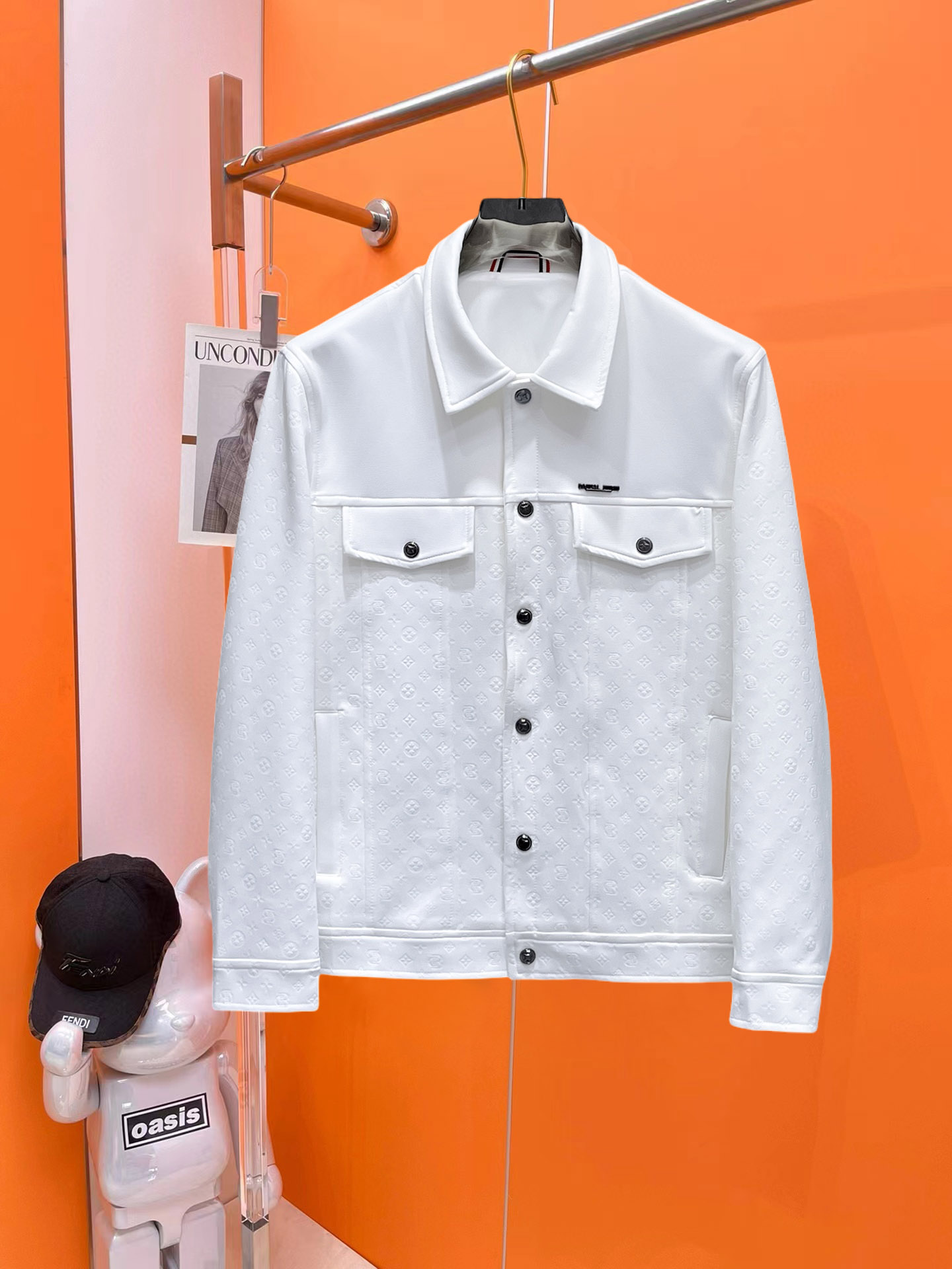 NO:522962,Lv 2025 Spring New Jacket Jacket, the new product on the show is perfect, comfortable and warm, the three standards are complete in color and full and attractive, and the very outstanding design easily advances the sense of fashion. The workmanship is extremely exquisite and rigorous, and the wiring is neat and meticulous!  A masterpiece of a big-name designer!  The upper body doesn't look bloated and super handsome!  Spot code M ~ XXXL,,louis vuitton,jackets & coats,jackets & coats,alexander wang19860909Lv 2025开春新款夹克外套,秀场新品品相非常完美,舒适保暖,三标齐全色泽饱满诱人,非常出彩的设计,轻松将时髦感进阶,做工极为考究严谨,走线工整细致！大牌设计师巨作！上身不显臃肿、超级帅气！现货码数M ～ XXXL,,louis vuitton,jackets & coats,jackets & coats,alexander wang,Men's clothing