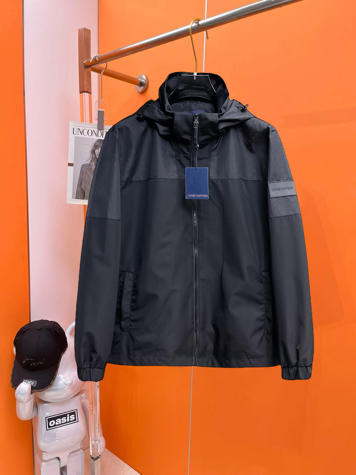 NO:522968,Lv 2025 Spring New Jacket Jacket, the new product on the show is perfect, comfortable and warm, the three standards are complete in color and full and attractive, and the very outstanding design easily advances the sense of fashion. The workmanship is extremely exquisite and rigorous, and the wiring is neat and meticulous!  A masterpiece of a big-name designer!  The upper body doesn't look bloated and super handsome!  Spot code M ~ XXXL,,louis vuitton,jackets & coats,jackets & coats,alexander wang19860909Lv 2025开春新款夹克外套,秀场新品品相非常完美,舒适保暖,三标齐全色泽饱满诱人,非常出彩的设计,轻松将时髦感进阶,做工极为考究严谨,走线工整细致！大牌设计师巨作！上身不显臃肿、超级帅气！现货码数M ～ XXXL,,louis vuitton,jackets & coats,jackets & coats,alexander wang,Men's clothing