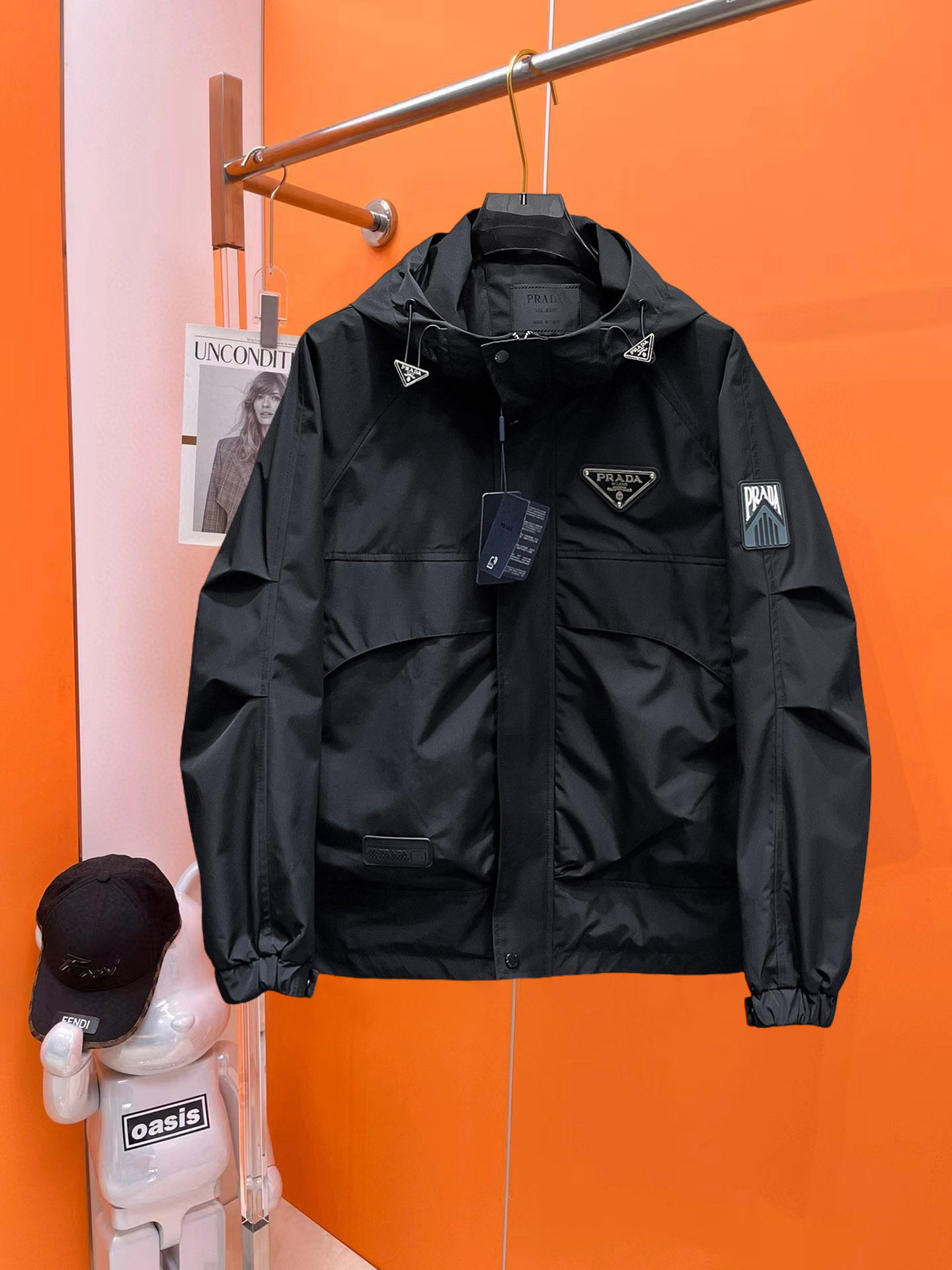 NO:522965,Prada 2025 Spring New Jacket Jacket, the new product on the show is perfect, comfortable and warm, the three standards are complete in color and full and attractive, and the very outstanding design easily advances the sense of fashion, the workmanship is extremely exquisite and rigorous, and the wiring is neat and meticulous!  A masterpiece of a big-name designer!  The upper body doesn't look bloated and super handsome!  Spot code M ~ XXXL,,prada,jackets & coats,jackets & coats,alexander wang19860909普拉达 2025开春新款夹克外套,秀场新品品相非常完美,舒适保暖,三标齐全色泽饱满诱人,非常出彩的设计,轻松将时髦感进阶,做工极为考究严谨,走线工整细致！大牌设计师巨作！上身不显臃肿、超级帅气！现货码数M ～ XXXL,,prada,jackets & coats,jackets & coats,alexander wang,Men's clothing