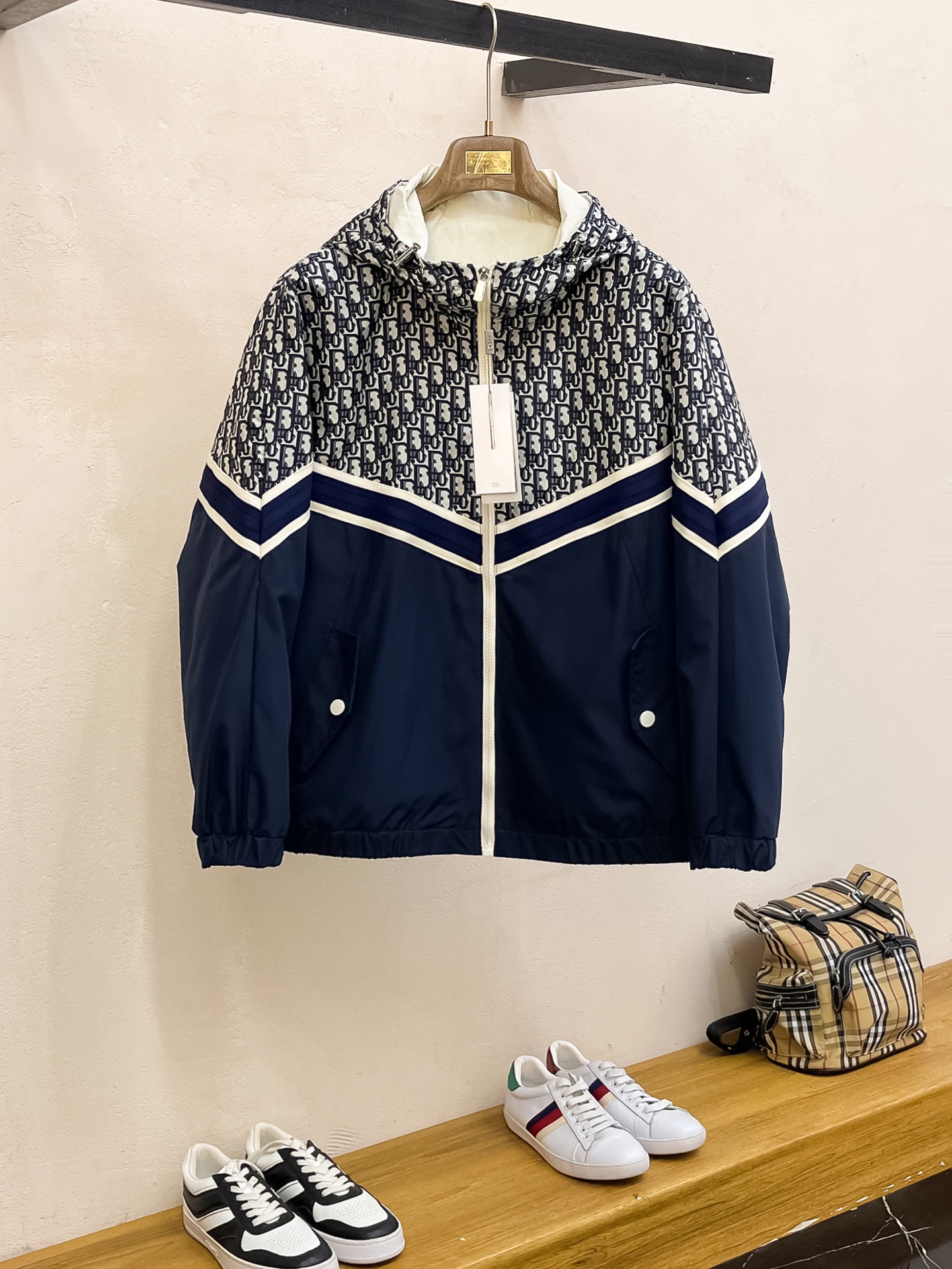 NO:523011,Dior 2025 Spring New Jacket Jacket, the new product on the show is perfect, comfortable and warm, the three standards are complete in color and full and attractive, and the very outstanding design easily advances the sense of fashion. The workmanship is extremely exquisite and rigorous, and the wiring is neat and meticulous!  A masterpiece of a big-name designer!  The upper body doesn't look bloated and super handsome!  Spot code M ~ XXXL,,dior,jackets & coats,jackets & coats,alexander wang19860909迪奥 2025开春新款夹克外套,秀场新品品相非常完美,舒适保暖,三标齐全色泽饱满诱人,非常出彩的设计,轻松将时髦感进阶,做工极为考究严谨,走线工整细致！大牌设计师巨作！上身不显臃肿、超级帅气！现货码数M ～ XXXL,,dior,jackets & coats,jackets & coats,alexander wang,Men's clothing