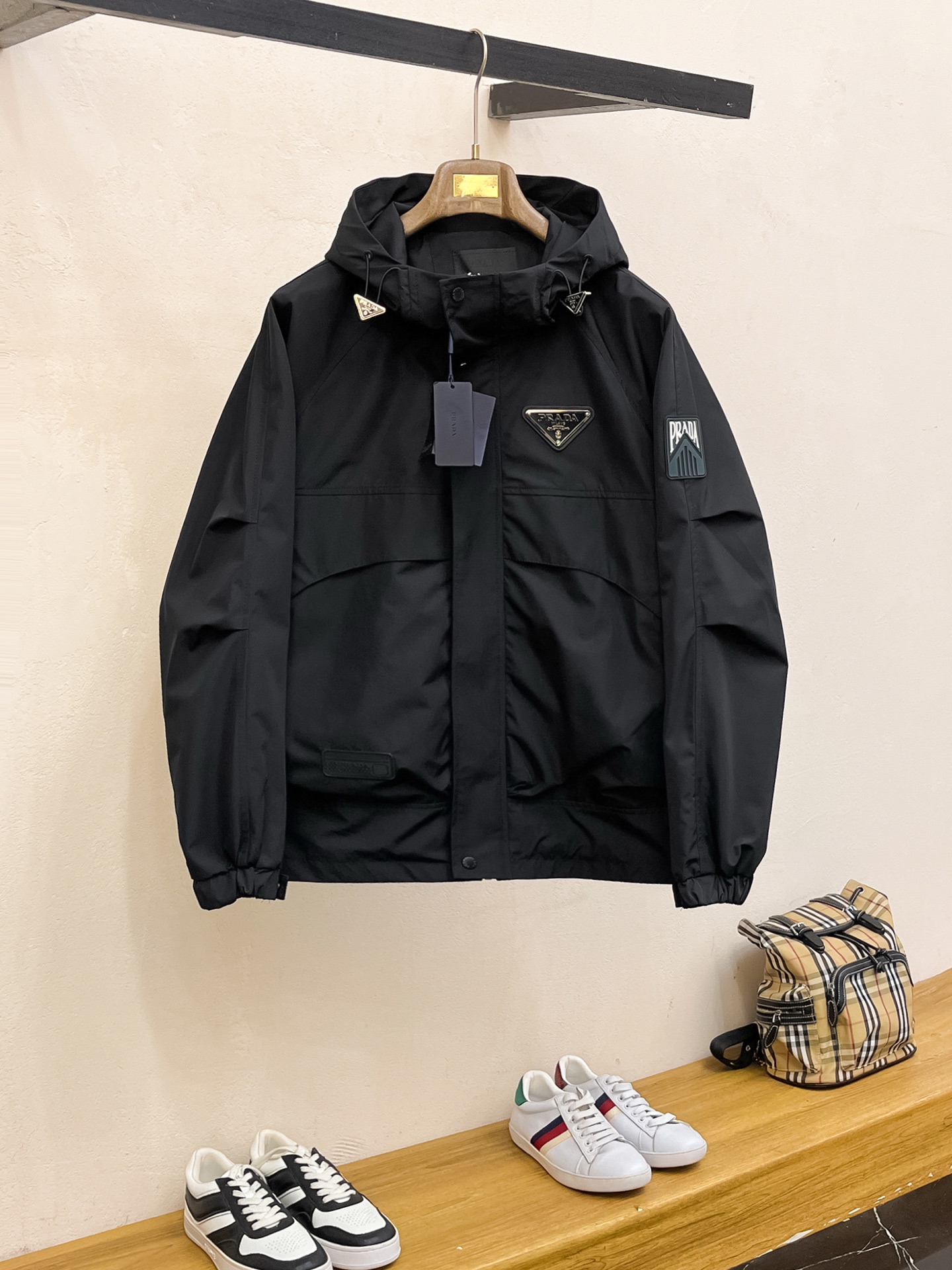 NO:523017,Prada 2025 Spring New Jacket Jacket, the new product on the show is perfect, comfortable and warm, the three standards are complete in color and full and attractive, and the very outstanding design easily advances the sense of fashion, the workmanship is extremely exquisite and rigorous, and the wiring is neat and meticulous!  A masterpiece of a big-name designer!  The upper body doesn't look bloated and super handsome!  Spot code M ~ XXXL,,prada,jackets & coats,jackets & coats,alexander wang19860909普拉达 2025开春新款夹克外套,秀场新品品相非常完美,舒适保暖,三标齐全色泽饱满诱人,非常出彩的设计,轻松将时髦感进阶,做工极为考究严谨,走线工整细致！大牌设计师巨作！上身不显臃肿、超级帅气！现货码数M ～ XXXL,,prada,jackets & coats,jackets & coats,alexander wang,Men's clothing