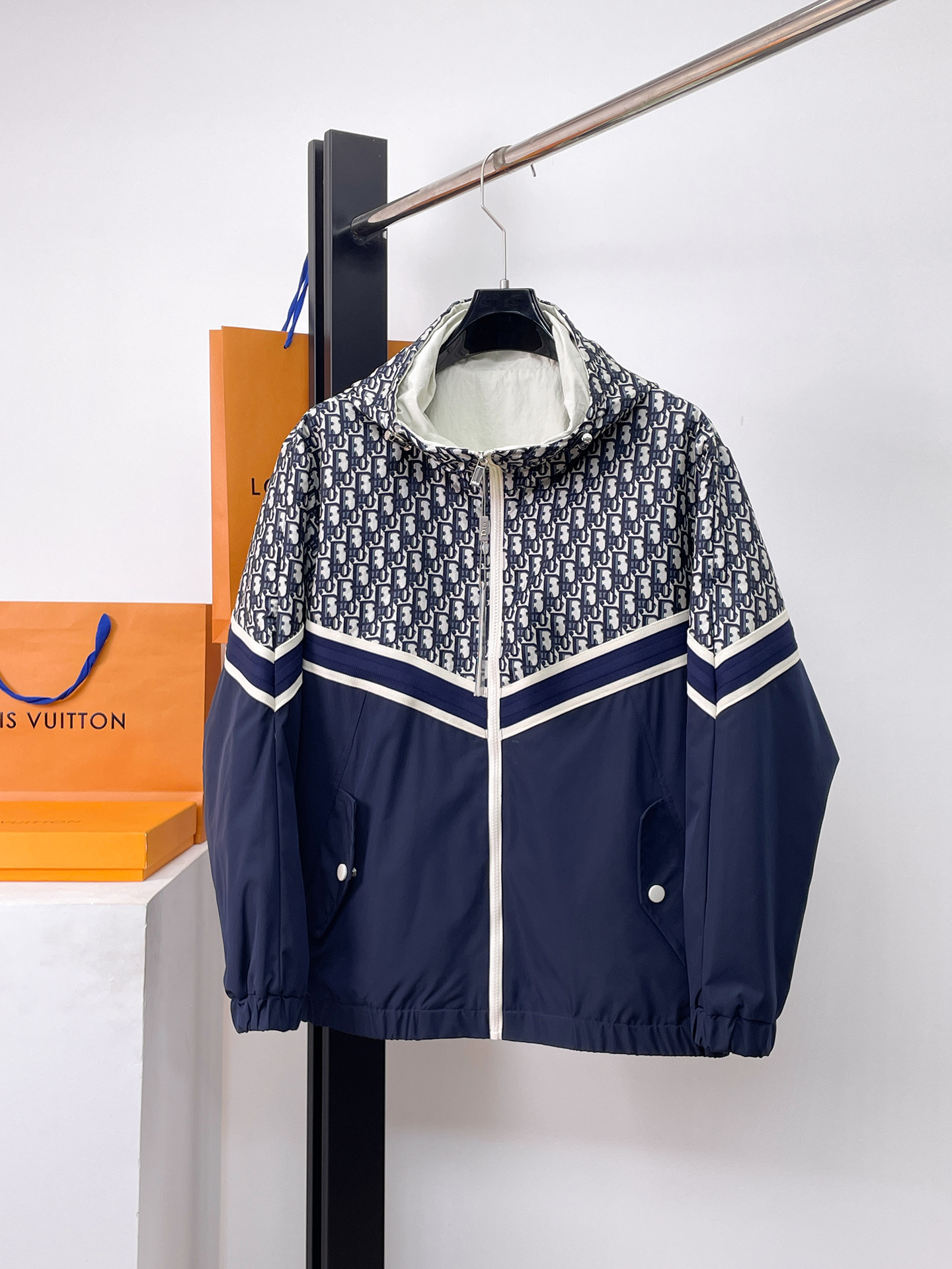 NO:526184,Dior 2025 autumn new casual jacket jacket, the latest fashionable casual zipper jacket, fashionable hooded jacket jacket! Made of professionally customized light and thin technical fabrics, the surface is neat and smooth and shiny, and the texture is obvious through the screen. The upper body is comfortable, light and not stuffy, giving you the most enjoyable wearing experience!  Exquisite auxiliary materials logo accessories!  It perfectly enhances the overall sense of luxury and class, and can get a high-end luxury atmosphere at a glance! The basic conventional hooded jacket style cut is versatile and simple on the upper body, and it is easy to deal with various occasions and environments. It is undoubtedly a must-have item for daily commuting! Size M-3XL placing an order to report height and weight!  ,dior,jackets & coats,jackets & coats,hats,alexander wang19860909迪奥 2025秋季新款休闲夹克外套,最新时尚休闲拉链夹克,时尚连帽夹克外套!专业定制的轻薄科技面料制成,表面整洁光滑且富有光泽,质感透过屏幕都显而易见,上身舒适轻盈不闷热, 给你最为享受的穿着体验！精致辅料Logo配饰！完美提升了整体的奢华档次感,一眼就能Get到的高端奢华气息!基础常规的连帽夹克版型裁剪,上身百搭简约不挑人,轻松应对各种场合与环境,属于日常通勤必备的臻品无疑!尺码M-3XL下单报身高体重！,,dior,jackets & coats,jackets & coats,hats,alexander wang,Men's clothing