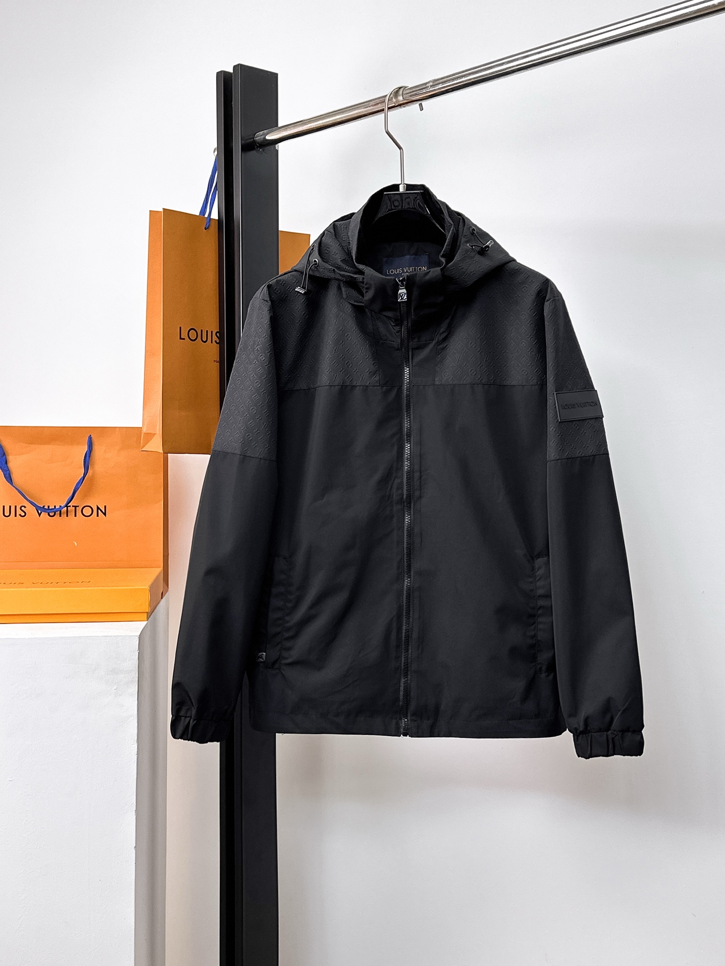 NO:526186,Lv 2025 autumn new casual jacket jacket, the latest fashionable casual zipper jacket, fashionable hooded jacket jacket! Made of professionally customized light and thin technical fabrics, the surface is neat and smooth and shiny, and the texture is obvious through the screen. The upper body is comfortable, light and not stuffy, giving you the most enjoyable wearing experience!  Exquisite auxiliary materials logo accessories!  It perfectly enhances the overall sense of luxury and class, and can get a high-end luxury atmosphere at a glance! The basic conventional hooded jacket style cut is versatile and simple on the upper body, and it is easy to deal with various occasions and environments. It is undoubtedly a must-have item for daily commuting! Size M-3XL placing an order to report height and weight!  ,,louis vuitton,jackets & coats,jackets & coats,hats,alexander wang19860909Lv 2025秋季新款休闲夹克外套,最新时尚休闲拉链夹克,时尚连帽夹克外套!专业定制的轻薄科技面料制成,表面整洁光滑且富有光泽,质感透过屏幕都显而易见,上身舒适轻盈不闷热, 给你最为享受的穿着体验！精致辅料Logo配饰！完美提升了整体的奢华档次感,一眼就能Get到的高端奢华气息!基础常规的连帽夹克版型裁剪,上身百搭简约不挑人,轻松应对各种场合与环境,属于日常通勤必备的臻品无疑!尺码M-3XL下单报身高体重！,,louis vuitton,jackets & coats,jackets & coats,hats,alexander wang,Men's clothing