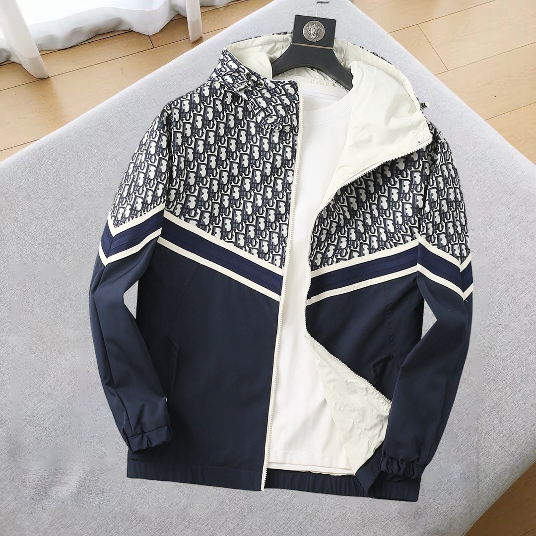 NO:685227,Dior's new 2025 autumn casual jackets, the latest fashionable casual zipper jackets, and fashionable hooded jackets! Made of professionally customized lightweight technical fabrics, the surface is clean, smooth and shiny, and the texture is obvious through the screen. The upper body is comfortable, light and not stuffy, giving you the most enjoyable wearing experience!  Exquisite accessories Logo accessories!  It perfectly improves the overall sense of luxury and class, and you can get the high-end luxury atmosphere at a glance! The basic and conventional hooded jacket is cut in a basic and conventional style. The upper body is versatile, simple and not picky. It can easily cope with various occasions and environments. It is undoubtedly a must-have product for daily commut19860909迪奥 2025秋季新款休闲夹克外套,最新时尚休闲拉链夹克,时尚连帽夹克外套!专业定制的轻薄科技面料制成,表面整洁光滑且富有光泽,质感透过屏幕都显而易见,上身舒适轻盈不闷热, 给你最为享受的穿着体验！精致辅料Logo配饰！完美提升了整体的奢华档次感,一眼就能Get到的高端奢华气息!基础常规的连帽夹克版型裁剪,上身百搭简约不挑人,轻松应对各种场合与环境,属于日常通勤必备的臻品无疑!尺码M-3XL下单报身高体重！,,dior,jackets & coats,jackets & coats,hats,,Men's clothing