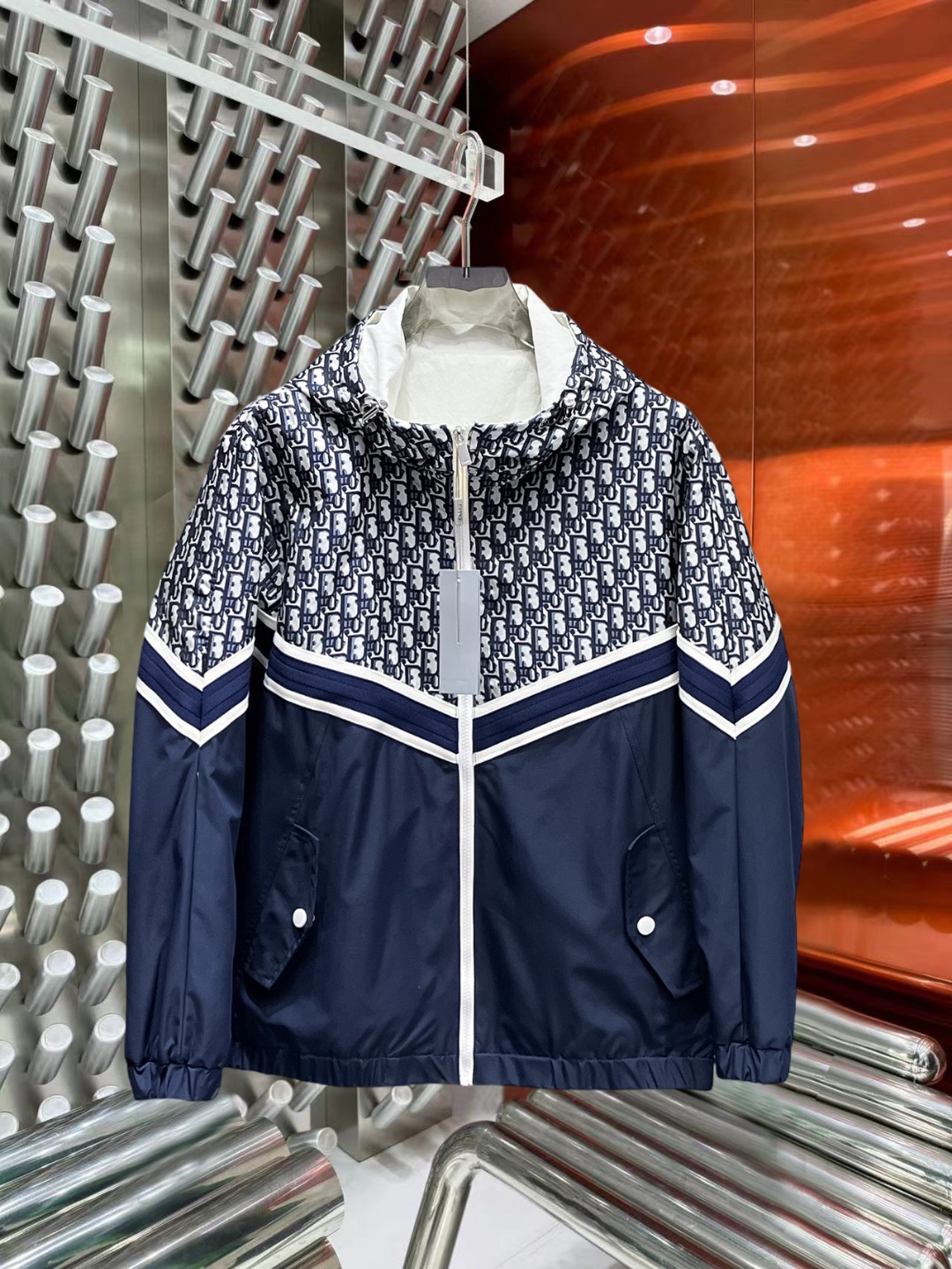 NO:527244,Dior 2025 autumn new casual jacket jacket, the latest fashionable casual zipper jacket, fashionable hooded jacket jacket! Made of professionally customized light and thin technical fabrics, the surface is neat and smooth and shiny, and the texture is obvious through the screen. The upper body is comfortable, light and not stuffy, giving you the most enjoyable wearing experience!  Exquisite auxiliary materials logo accessories!  It perfectly enhances the overall sense of luxury and class, and can get a high-end luxury atmosphere at a glance! The basic conventional hooded jacket style cut is versatile and simple on the upper body, and it is easy to deal with various occasions and environments. It is undoubtedly a must-have item for daily commuting! Size M-3XL placing an order to report height and weight!  ,dior,jackets & coats,jackets & coats,hats,alexander wang19860909迪奥 2025秋季新款休闲夹克外套,最新时尚休闲拉链夹克,时尚连帽夹克外套!专业定制的轻薄科技面料制成,表面整洁光滑且富有光泽,质感透过屏幕都显而易见,上身舒适轻盈不闷热, 给你最为享受的穿着体验！精致辅料Logo配饰！完美提升了整体的奢华档次感,一眼就能Get到的高端奢华气息!基础常规的连帽夹克版型裁剪,上身百搭简约不挑人,轻松应对各种场合与环境,属于日常通勤必备的臻品无疑!尺码M-3XL下单报身高体重！,,dior,jackets & coats,jackets & coats,hats,alexander wang,Men's clothing