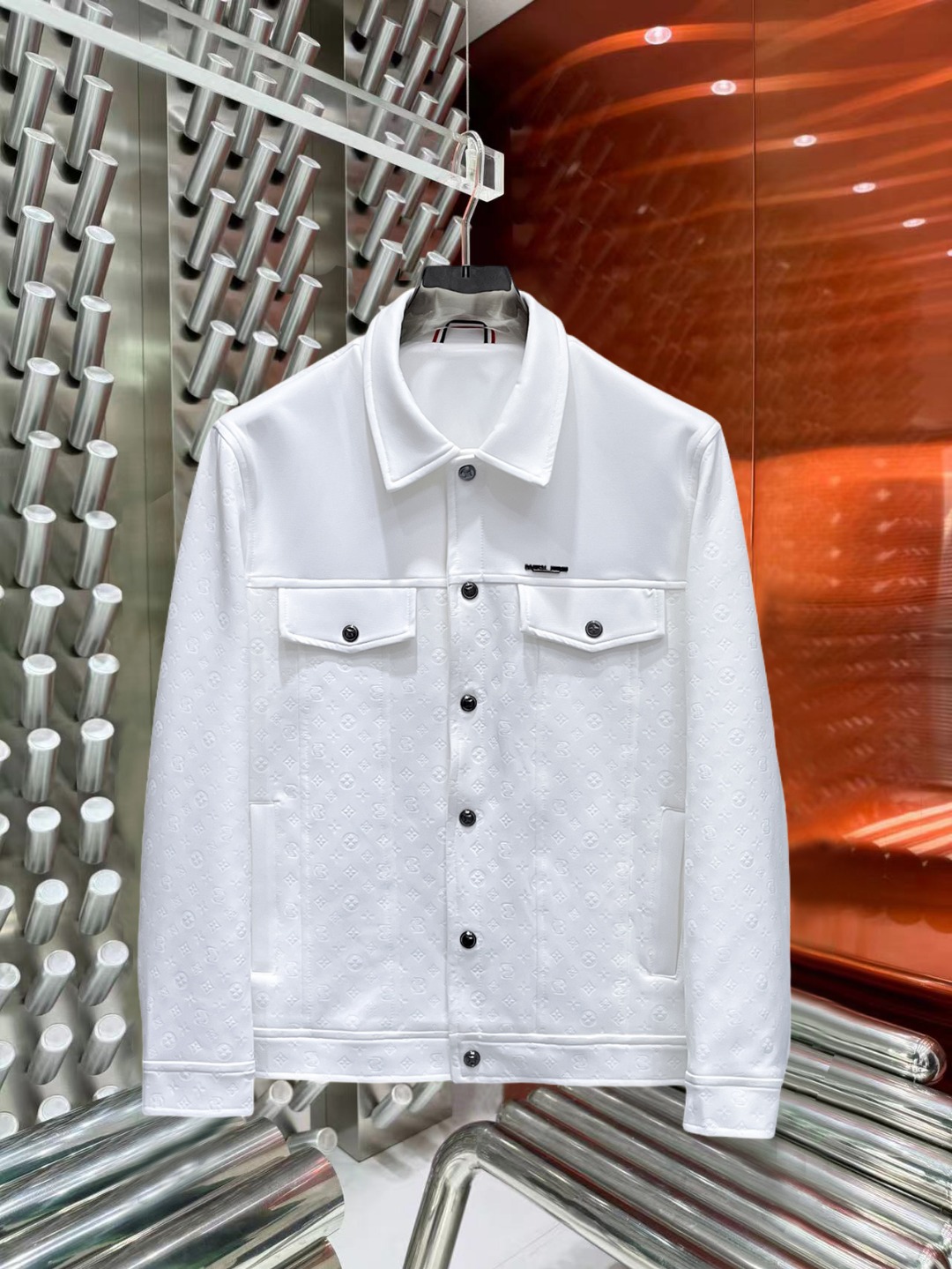 NO:527257,Lv 2025 autumn new casual jacket jacket, the latest fashionable casual zipper jacket, fashionable hooded jacket jacket! Made of professionally customized light and thin technical fabrics, the surface is neat and smooth and shiny, and the texture is obvious through the screen. The upper body is comfortable, light and not stuffy, giving you the most enjoyable wearing experience!  Exquisite auxiliary materials logo accessories!  It perfectly enhances the overall sense of luxury and class, and can get a high-end luxury atmosphere at a glance! The basic conventional hooded jacket style cut is versatile and simple on the upper body, and it is easy to deal with various occasions and environments. It is undoubtedly a must-have item for daily commuting! Size M-3XL placing an order to report height and weight!  ,,louis vuitton,jackets & coats,jackets & coats,hats,alexander wang19860909Lv 2025秋季新款休闲夹克外套,最新时尚休闲拉链夹克,时尚连帽夹克外套!专业定制的轻薄科技面料制成,表面整洁光滑且富有光泽,质感透过屏幕都显而易见,上身舒适轻盈不闷热, 给你最为享受的穿着体验！精致辅料Logo配饰！完美提升了整体的奢华档次感,一眼就能Get到的高端奢华气息!基础常规的连帽夹克版型裁剪,上身百搭简约不挑人,轻松应对各种场合与环境,属于日常通勤必备的臻品无疑!尺码M-3XL下单报身高体重！,,louis vuitton,jackets & coats,jackets & coats,hats,alexander wang,Men's clothing