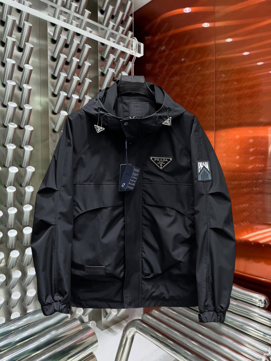 NO:527259,Prada 2025 autumn new casual jacket jacket, the latest fashionable casual zipper jacket, fashionable hooded jacket jacket! Made of professionally customized light and thin technical fabrics, the surface is neat and smooth and shiny, and the texture is obvious through the screen. The upper body is comfortable, light and not stuffy, giving you the most enjoyable wearing experience!  Exquisite auxiliary materials logo accessories!  It perfectly enhances the overall sense of luxury and class, and can get a high-end luxury atmosphere at a glance! The basic conventional hooded jacket style cut is versatile and simple on the upper body, and it is easy to deal with various occasions and environments. It is undoubtedly a must-have item for daily commuting! Size M-3XL placing an order to report height and weight!  ,,prada,jackets & coats,jackets & coats,hats,alexander wang19860909普拉达 2025秋季新款休闲夹克外套,最新时尚休闲拉链夹克,时尚连帽夹克外套!专业定制的轻薄科技面料制成,表面整洁光滑且富有光泽,质感透过屏幕都显而易见,上身舒适轻盈不闷热, 给你最为享受的穿着体验！精致辅料Logo配饰！完美提升了整体的奢华档次感,一眼就能Get到的高端奢华气息!基础常规的连帽夹克版型裁剪,上身百搭简约不挑人,轻松应对各种场合与环境,属于日常通勤必备的臻品无疑!尺码M-3XL下单报身高体重！,,prada,jackets & coats,jackets & coats,hats,alexander wang,Men's clothing