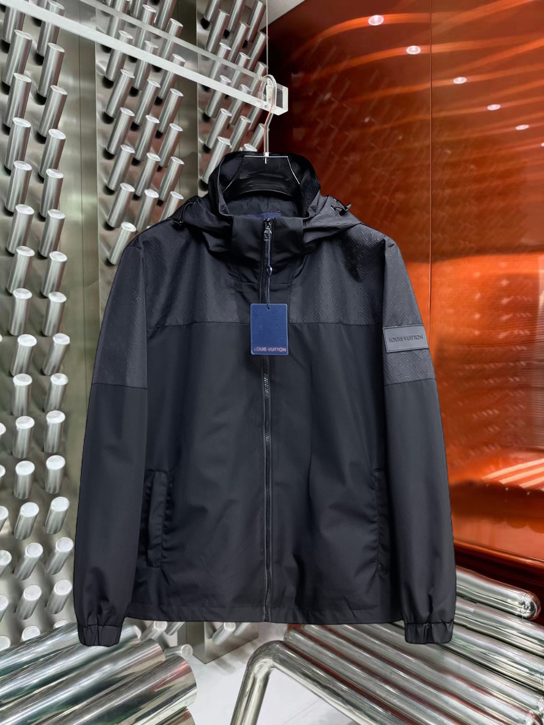 NO:527261,Lv 2025 autumn new casual jacket jacket, the latest fashionable casual zipper jacket, fashionable hooded jacket jacket! Made of professionally customized light and thin technical fabrics, the surface is neat and smooth and shiny, and the texture is obvious through the screen. The upper body is comfortable, light and not stuffy, giving you the most enjoyable wearing experience!  Exquisite auxiliary materials logo accessories!  It perfectly enhances the overall sense of luxury and class, and can get a high-end luxury atmosphere at a glance! The basic conventional hooded jacket style cut is versatile and simple on the upper body, and it is easy to deal with various occasions and environments. It is undoubtedly a must-have item for daily commuting! Size M-3XL placing an order to report height and weight!  ,,louis vuitton,jackets & coats,jackets & coats,hats,alexander wang19860909Lv 2025秋季新款休闲夹克外套,最新时尚休闲拉链夹克,时尚连帽夹克外套!专业定制的轻薄科技面料制成,表面整洁光滑且富有光泽,质感透过屏幕都显而易见,上身舒适轻盈不闷热, 给你最为享受的穿着体验！精致辅料Logo配饰！完美提升了整体的奢华档次感,一眼就能Get到的高端奢华气息!基础常规的连帽夹克版型裁剪,上身百搭简约不挑人,轻松应对各种场合与环境,属于日常通勤必备的臻品无疑!尺码M-3XL下单报身高体重！,,louis vuitton,jackets & coats,jackets & coats,hats,alexander wang,Men's clothing