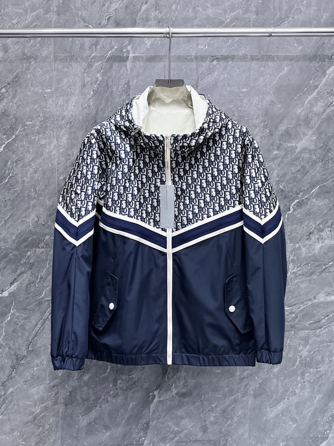 NO:657027,Dior's 2025 autumn new casual jackets, the latest fashionable casual zipper jackets, and fashionable hooded jackets! Made of professionally customized lightweight technical fabrics, the surface is neat, smooth and shiny, and the texture is obvious through the screen. The upper body is comfortable, light and not stuffy, giving you the most enjoyable wearing experience!  Exquisite accessories Logo accessories!  It perfectly improves the overall sense of luxury and class, and you can get the high-end luxury atmosphere at a glance! The basic and conventional hooded jacket is cut in a basic and conventional style. The upper body is versatile, simple and not picky. It can easily cope with various occasions and environments. It is undoubtedly a must-have product for daily commuting! Please indicate your height and weight when ordering sizes M-3XL!  ,,dior,jackets & coats,jackets & coats,hats,alexander wang19860909迪奥 2025秋季新款休闲夹克外套,最新时尚休闲拉链夹克,时尚连帽夹克外套!专业定制的轻薄科技面料制成,表面整洁光滑且富有光泽,质感透过屏幕都显而易见,上身舒适轻盈不闷热, 给你最为享受的穿着体验！精致辅料Logo配饰！完美提升了整体的奢华档次感,一眼就能Get到的高端奢华气息!基础常规的连帽夹克版型裁剪,上身百搭简约不挑人,轻松应对各种场合与环境,属于日常通勤必备的臻品无疑!尺码M-3XL下单报身高体重！,,dior,jackets & coats,jackets & coats,hats,alexander wang,Men's clothing