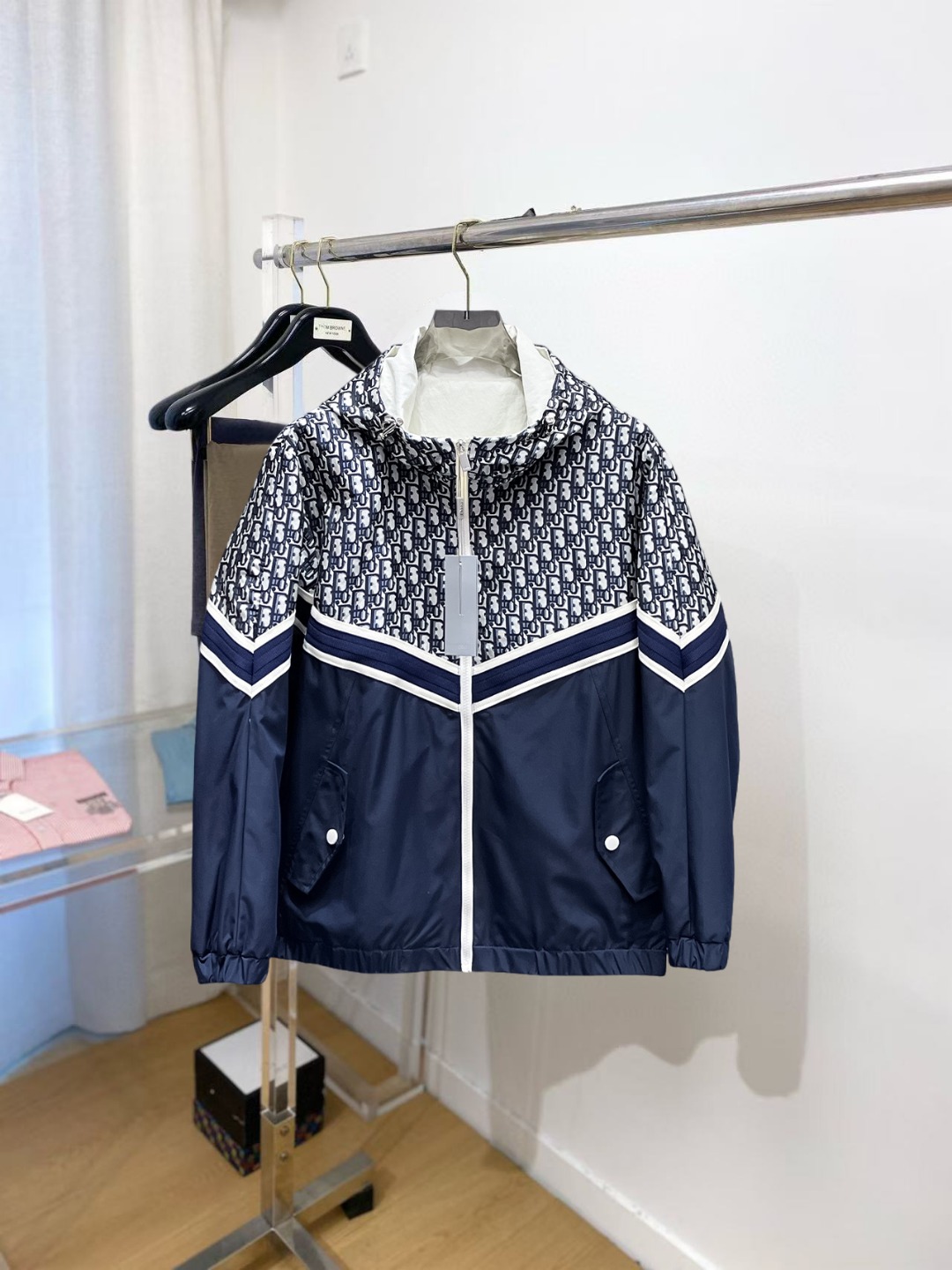 NO:529610,Dior's new casual jacket in autumn, the latest fashionable casual zipper jacket, and fashionable hooded jacket! Made of professionally customized light and thin technical fabrics, the surface is neat and smooth and shiny, and the texture is obvious through the screen. The upper body is comfortable, light and not stuffy, giving you the most enjoyable wearing experience!  Exquisite auxiliary materials logo accessories!  It perfectly enhances the overall sense of luxury and class, and can get a high-end luxury atmosphere at a glance! The basic conventional hooded jacket style cut is versatile and simple on the upper body, and it is easy to deal with various occasions and environments. It is undoubtedly a must-have item for daily commuting! Size M-3XL placing an order to report height and weight!  ,dior,jackets & coats,jackets & coats,hats,alexander wang19860909迪奥 秋季新款休闲夹克外套,最新时尚休闲拉链夹克,时尚连帽夹克外套!专业定制的轻薄科技面料制成,表面整洁光滑且富有光泽,质感透过屏幕都显而易见,上身舒适轻盈不闷热, 给你最为享受的穿着体验！精致辅料Logo配饰！完美提升了整体的奢华档次感,一眼就能Get到的高端奢华气息!基础常规的连帽夹克版型裁剪,上身百搭简约不挑人,轻松应对各种场合与环境,属于日常通勤必备的臻品无疑!尺码M-3XL下单报身高体重！,,dior,jackets & coats,jackets & coats,hats,alexander wang,Men's clothing