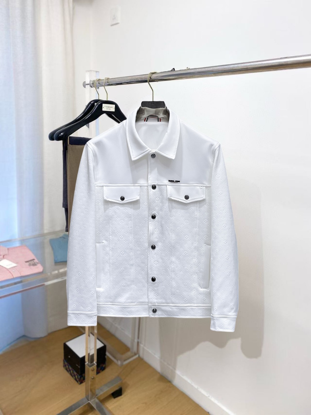 NO:529613,Lv Autumn new casual jacket jacket, the latest fashionable casual zipper jacket, fashionable hooded jacket jacket! Made of professionally customized light and thin technical fabrics, the surface is neat and smooth and shiny, and the texture is obvious through the screen. The upper body is comfortable, light and not stuffy, giving you the most enjoyable wearing experience!  Exquisite auxiliary materials logo accessories!  It perfectly enhances the overall sense of luxury and class, and can get a high-end luxury atmosphere at a glance! The basic conventional hooded jacket style cut is versatile and simple on the upper body, and it is easy to deal with various occasions and environments. It is undoubtedly a must-have item for daily commuting! Size M-3XL placing an order to report height and weight!  ,,louis vuitton,jackets & coats,jackets & coats,hats,alexander wang19860909Lv 秋季新款休闲夹克外套,最新时尚休闲拉链夹克,时尚连帽夹克外套!专业定制的轻薄科技面料制成,表面整洁光滑且富有光泽,质感透过屏幕都显而易见,上身舒适轻盈不闷热, 给你最为享受的穿着体验！精致辅料Logo配饰！完美提升了整体的奢华档次感,一眼就能Get到的高端奢华气息!基础常规的连帽夹克版型裁剪,上身百搭简约不挑人,轻松应对各种场合与环境,属于日常通勤必备的臻品无疑!尺码M-3XL下单报身高体重！,,louis vuitton,jackets & coats,jackets & coats,hats,alexander wang,Men's clothing