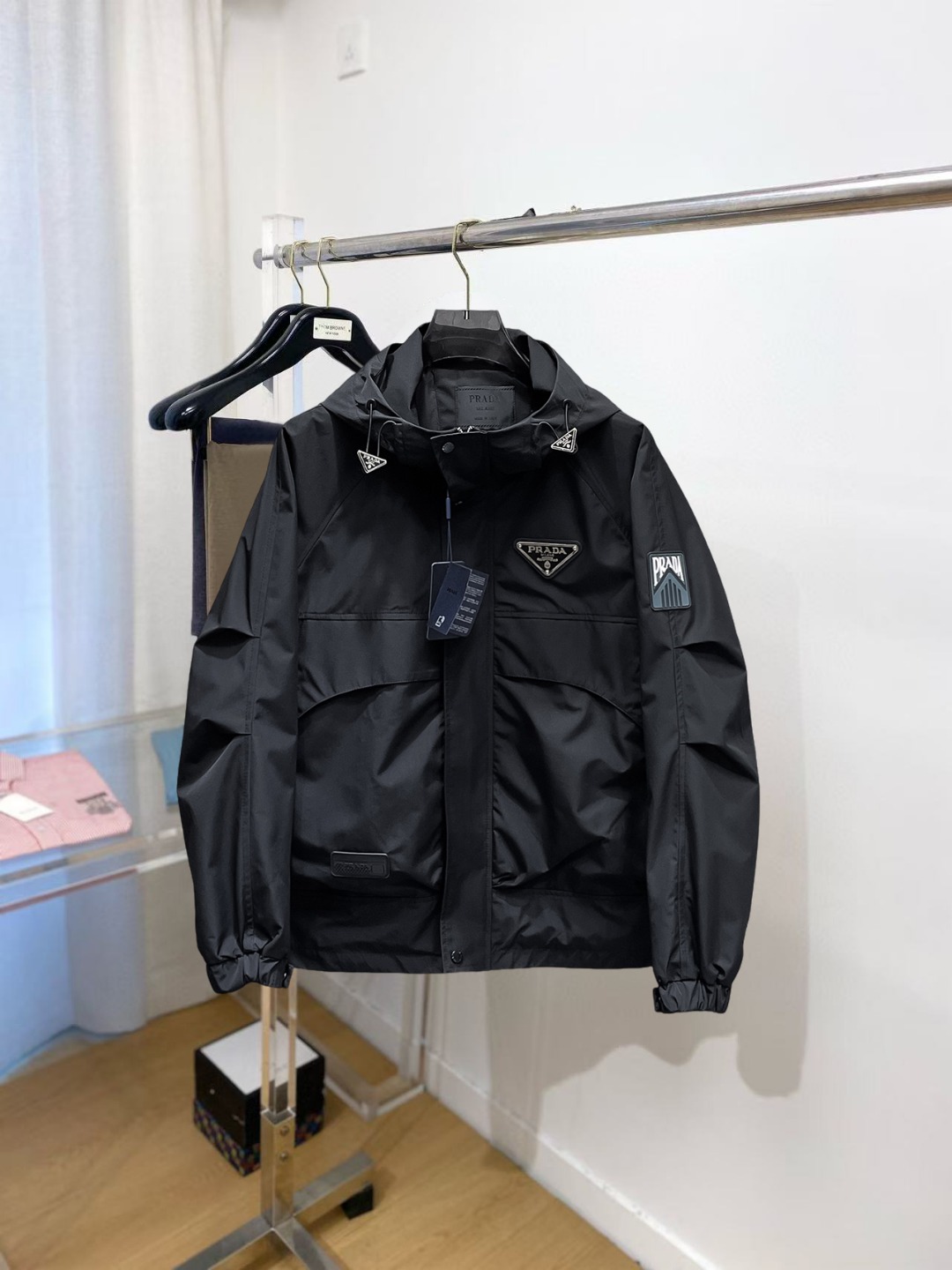 NO:529616,Prada's new autumn casual jacket, the latest fashionable casual zipper jacket, and fashionable hooded jacket! Made of professionally customized light and thin technical fabrics, the surface is neat and smooth and shiny, and the texture is obvious through the screen. The upper body is comfortable, light and not stuffy, giving you the most enjoyable wearing experience!  Exquisite auxiliary materials logo accessories!  It perfectly enhances the overall sense of luxury and class, and can get a high-end luxury atmosphere at a glance! The basic conventional hooded jacket style cut is versatile and simple on the upper body, and it is easy to deal with various occasions and environments. It is undoubtedly a must-have item for daily commuting! Size M-3XL placing an order to report height and weight!  ,,prada,jackets & coats,jackets & coats,hats,alexander wang19860909普拉达 秋季新款休闲夹克外套,最新时尚休闲拉链夹克,时尚连帽夹克外套!专业定制的轻薄科技面料制成,表面整洁光滑且富有光泽,质感透过屏幕都显而易见,上身舒适轻盈不闷热, 给你最为享受的穿着体验！精致辅料Logo配饰！完美提升了整体的奢华档次感,一眼就能Get到的高端奢华气息!基础常规的连帽夹克版型裁剪,上身百搭简约不挑人,轻松应对各种场合与环境,属于日常通勤必备的臻品无疑!尺码M-3XL下单报身高体重！,,prada,jackets & coats,jackets & coats,hats,alexander wang,Men's clothing