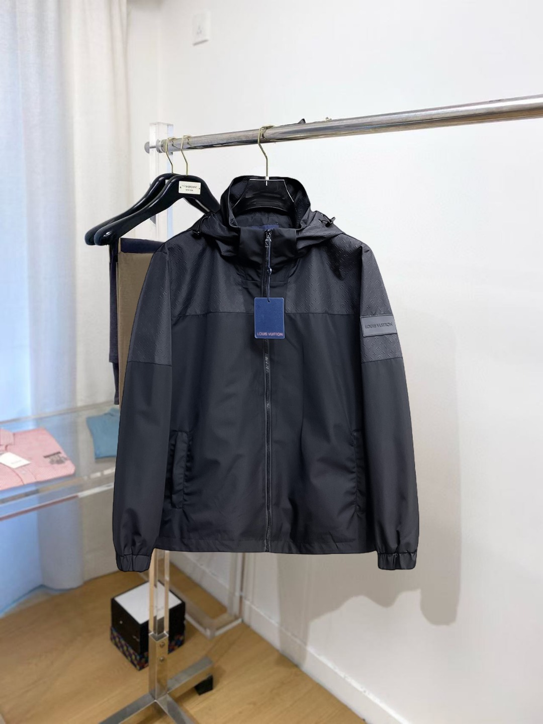 NO:529619,Lv Autumn new casual jacket jacket, the latest fashionable casual zipper jacket, fashionable hooded jacket jacket! Made of professionally customized light and thin technical fabrics, the surface is neat and smooth and shiny, and the texture is obvious through the screen. The upper body is comfortable, light and not stuffy, giving you the most enjoyable wearing experience!  Exquisite auxiliary materials logo accessories!  It perfectly enhances the overall sense of luxury and class, and can get a high-end luxury atmosphere at a glance! The basic conventional hooded jacket style cut is versatile and simple on the upper body, and it is easy to deal with various occasions and environments. It is undoubtedly a must-have item for daily commuting! Size M-3XL placing an order to report height and weight!  ,,louis vuitton,jackets & coats,jackets & coats,hats,alexander wang19860909Lv 秋季新款休闲夹克外套,最新时尚休闲拉链夹克,时尚连帽夹克外套!专业定制的轻薄科技面料制成,表面整洁光滑且富有光泽,质感透过屏幕都显而易见,上身舒适轻盈不闷热, 给你最为享受的穿着体验！精致辅料Logo配饰！完美提升了整体的奢华档次感,一眼就能Get到的高端奢华气息!基础常规的连帽夹克版型裁剪,上身百搭简约不挑人,轻松应对各种场合与环境,属于日常通勤必备的臻品无疑!尺码M-3XL下单报身高体重！,,louis vuitton,jackets & coats,jackets & coats,hats,alexander wang,Men's clothing